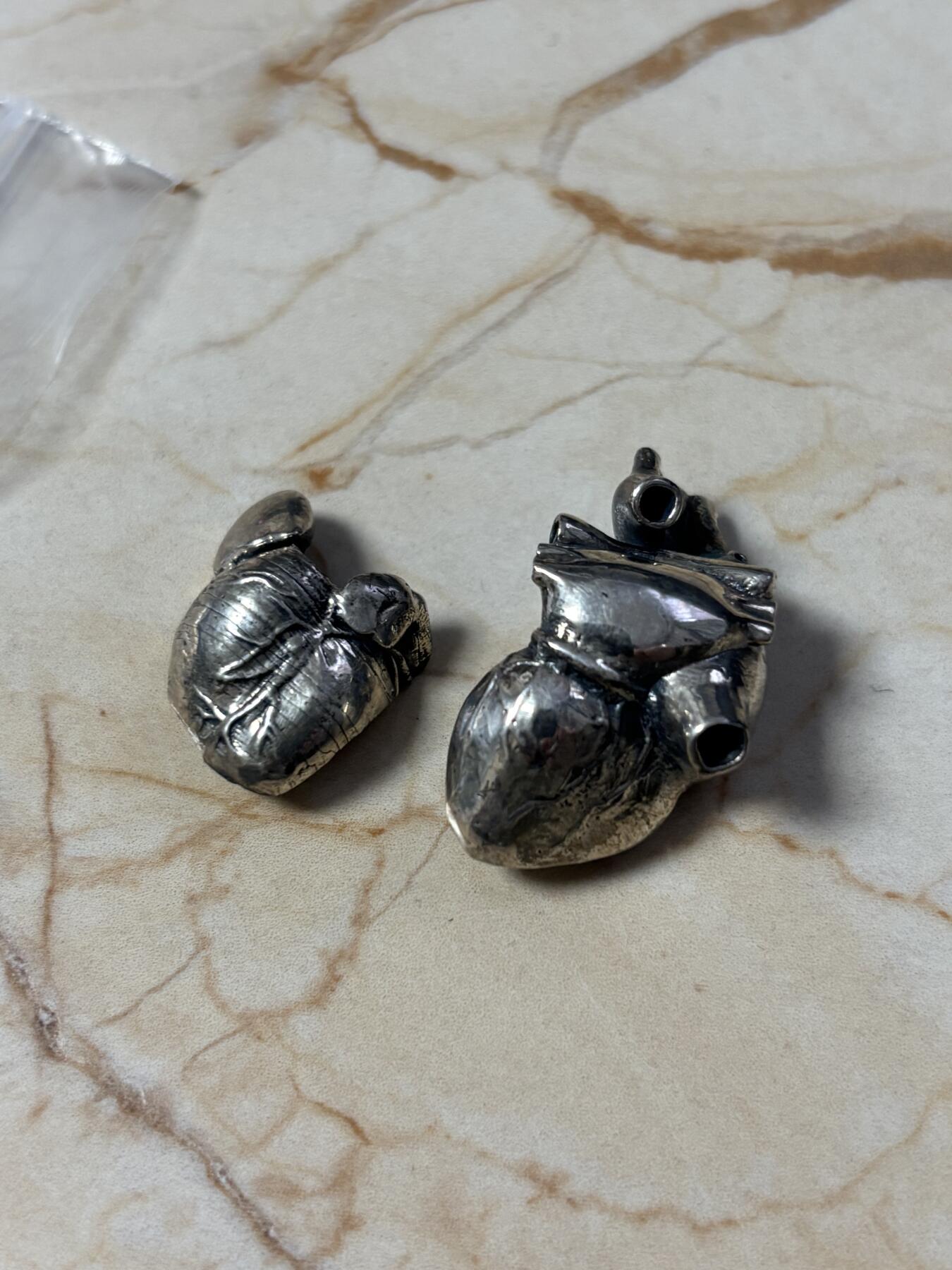 第184期拍卖 南非共和国2017年纪念世界首例心脏移植手术50周年全银精制套币，原装盒证封齐全，小的币有氧化，极富历史纪念意义的套币，发行量700套