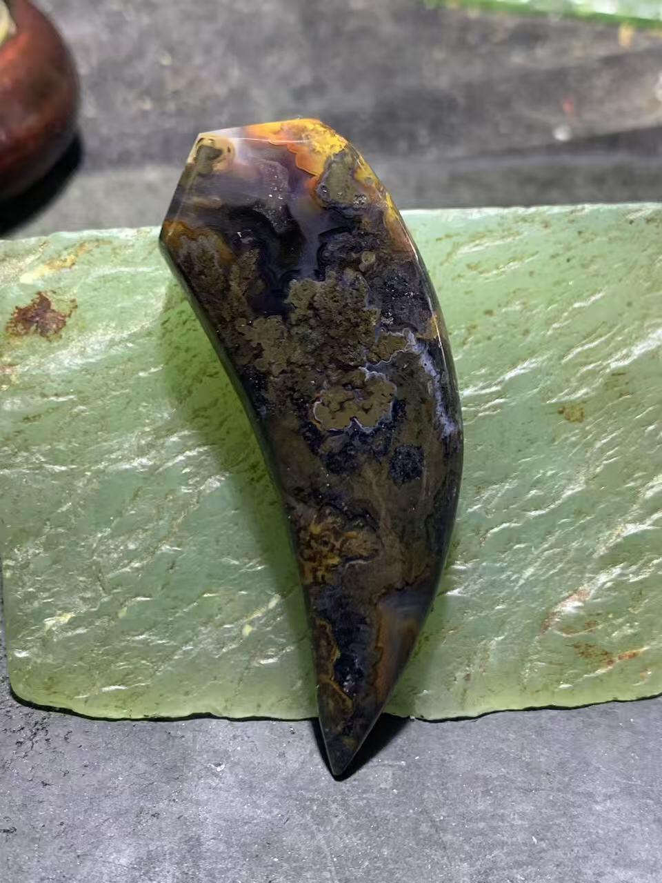 精美罕见墨色草花纹战国红玛瑙牙形吊坠一个，