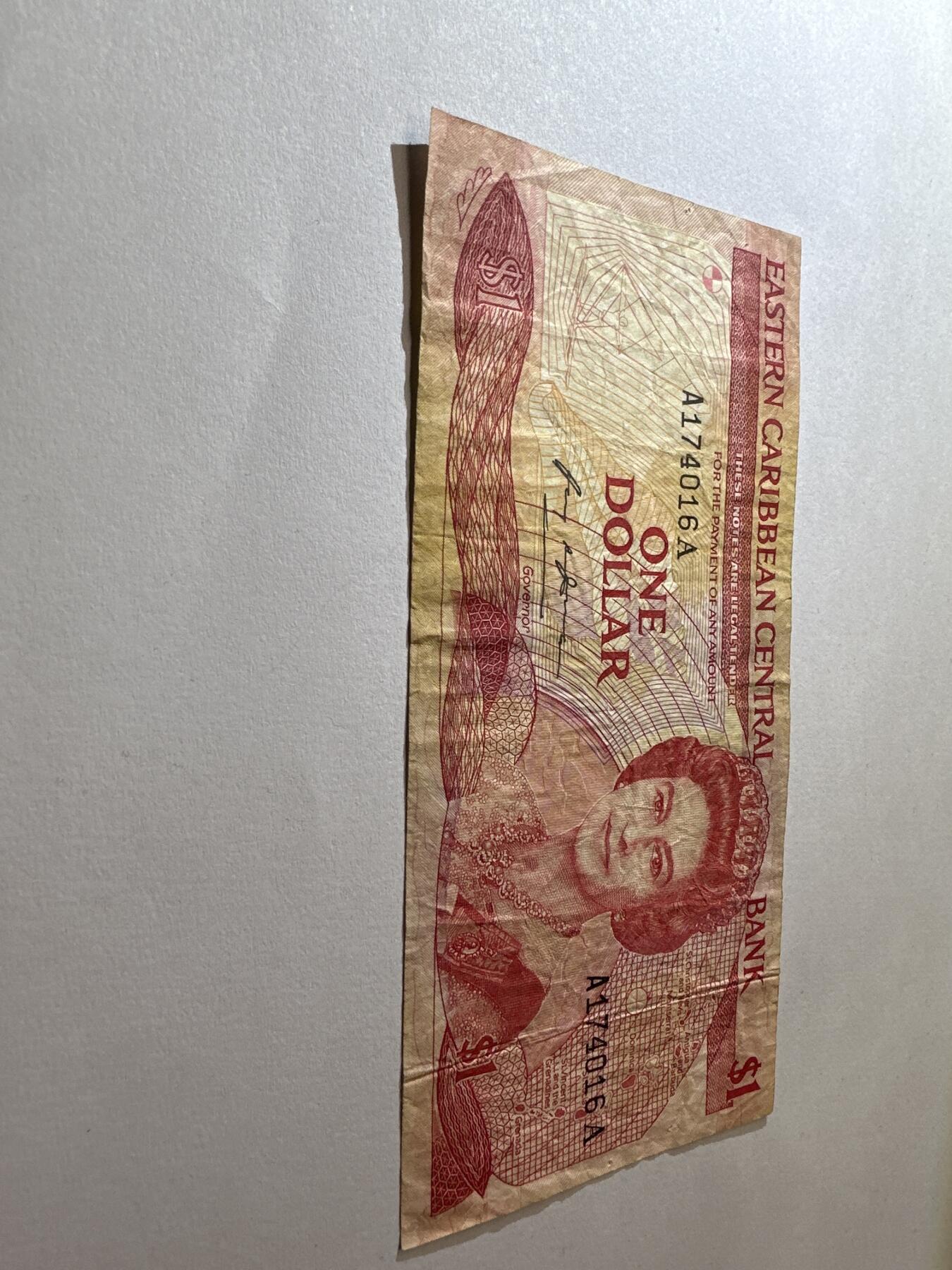 12.5纸币专场 北美洲东加勒比1元1985年A冠