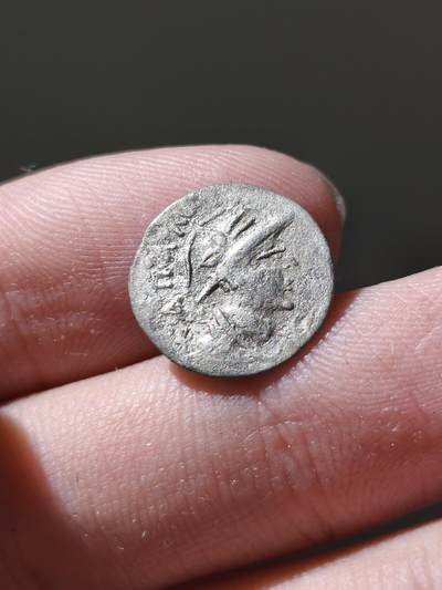 星盘世界钱币十二月六日古典币专场 - 大月氏都密翕侯萨帕德比西斯Sapadbizes，双奥波银币稀少面值一般都在1.6克左右，这一枚是0.92克不是半德属于双奥波，约公元前一世纪，正面是头戴巴克特里亚盔头像，背面是狮子