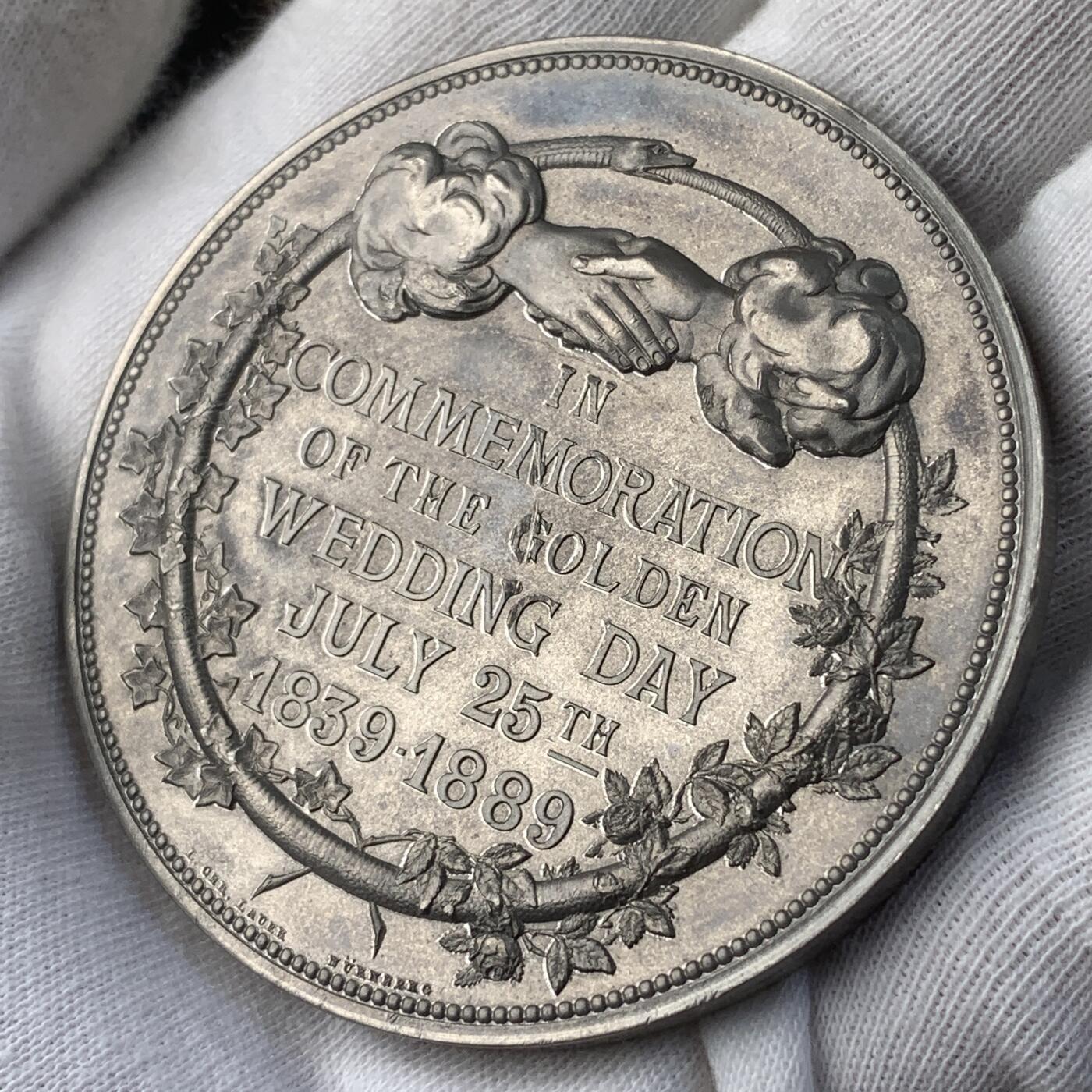 掌中浮雕-藏着的欧洲第044场 1889年格拉德斯通金婚纪念章 , 60mm， L .C. Lauer雕刻，合金材质，非常精美，罕见！