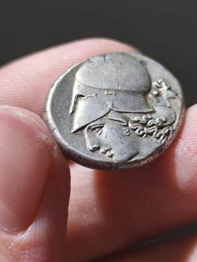 典藏精品重器！古希腊科林斯城邦斯塔特大银币8.54g，正面雅典娜科林斯盔头像，背面双翼飞马珀伽索斯，非常漂亮，难得的品相，干净利索带有令人愉悦的彩色包浆，艺术性极高