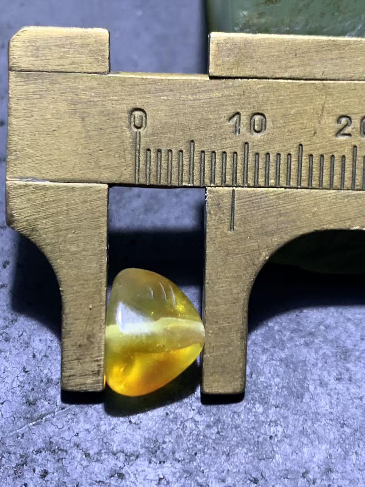 精美天然俄料蜜蜡随形散珠一颗，