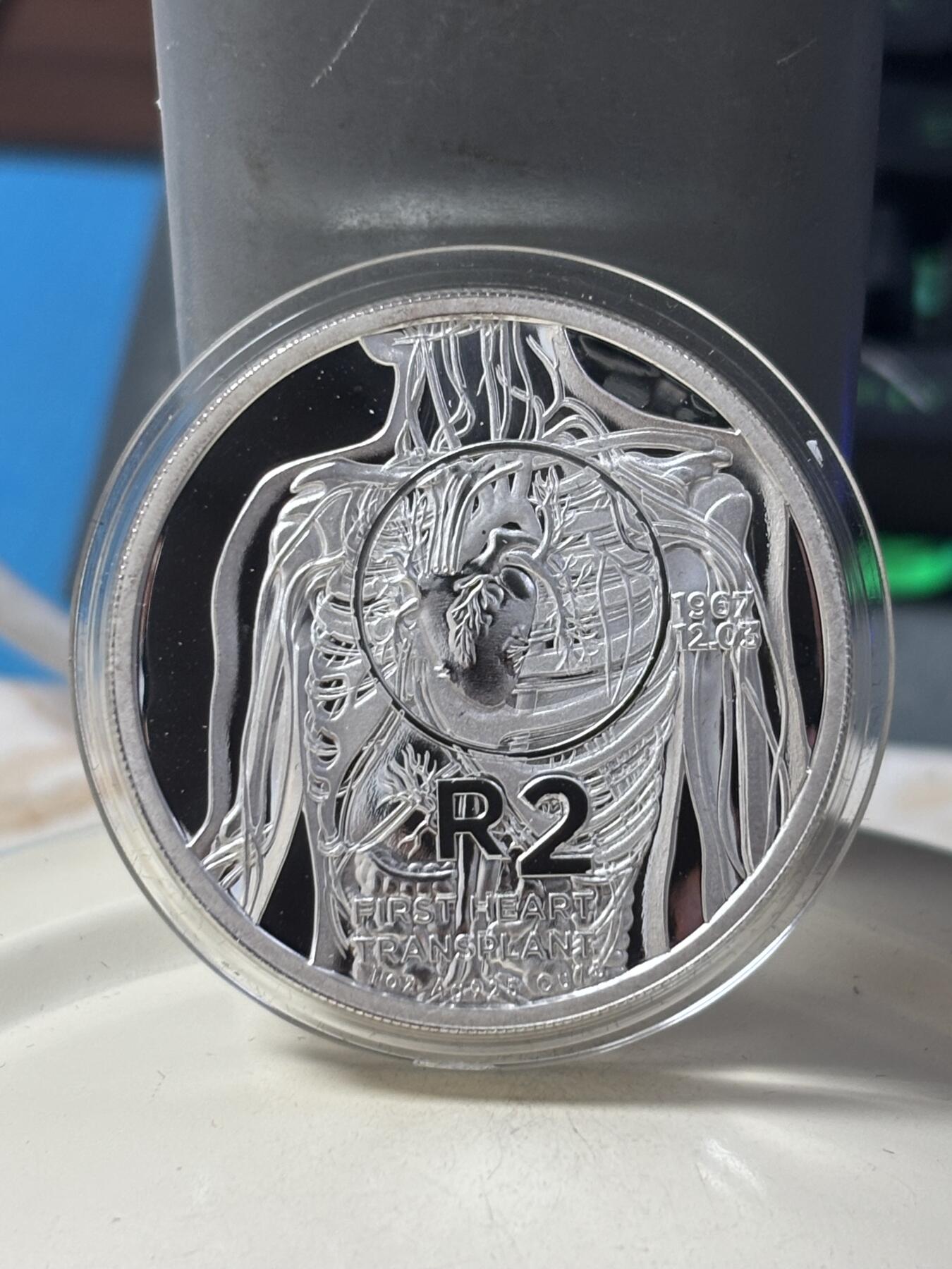 第184期拍卖 南非共和国2017年纪念世界首例心脏移植手术50周年全银精制套币，原装盒证封齐全，小的币有氧化，极富历史纪念意义的套币，发行量700套