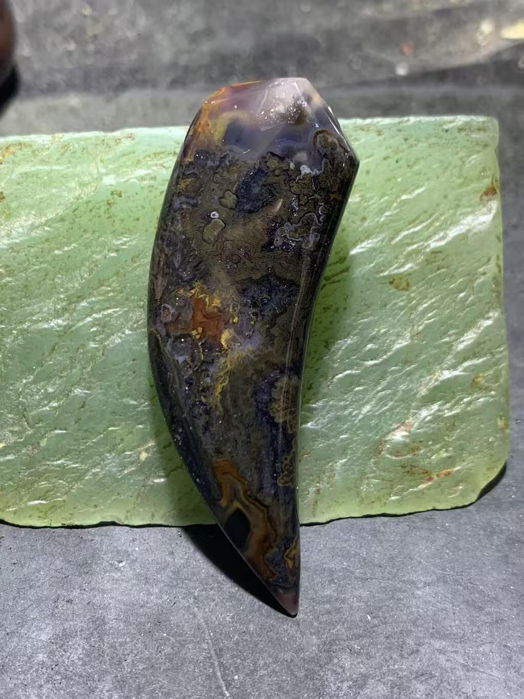 精美罕见墨色草花纹战国红玛瑙牙形吊坠一个，