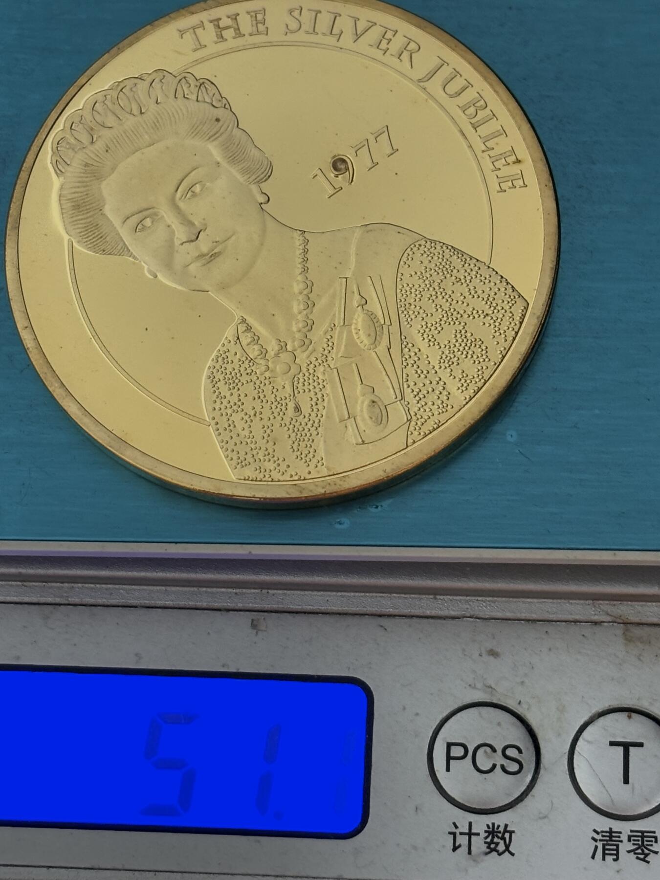 文馨钱币收藏第 283 场，【大雪鉴珍，寒英缀金】金银纪念币精品场，诚邀您的参与【长期接代拍品】 全新1952-1977-2012 年英国女王伊丽莎白二世在位 25 周年，50 周年精制纪念大铜章