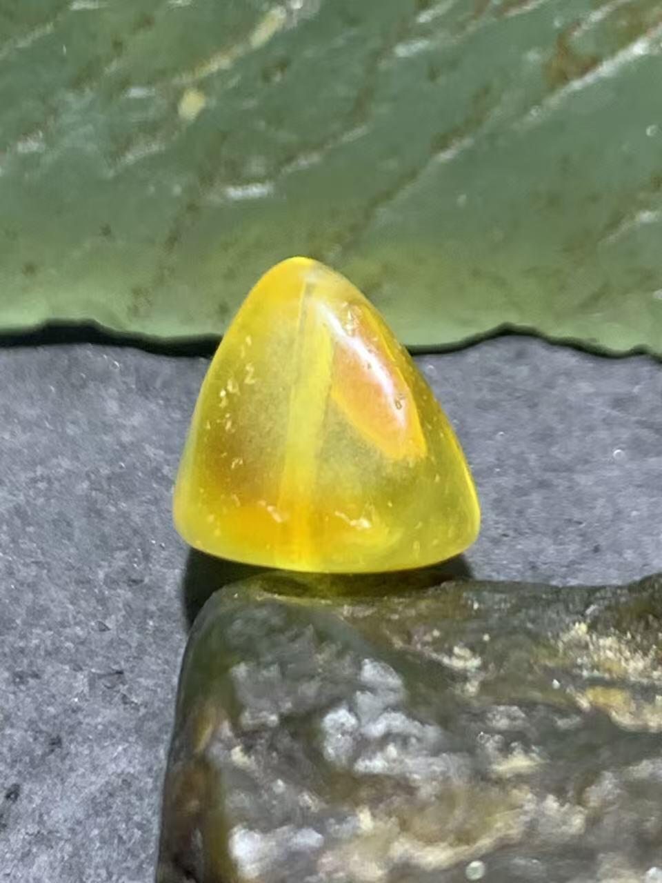 精美天然俄料蜜蜡随形散珠一颗，