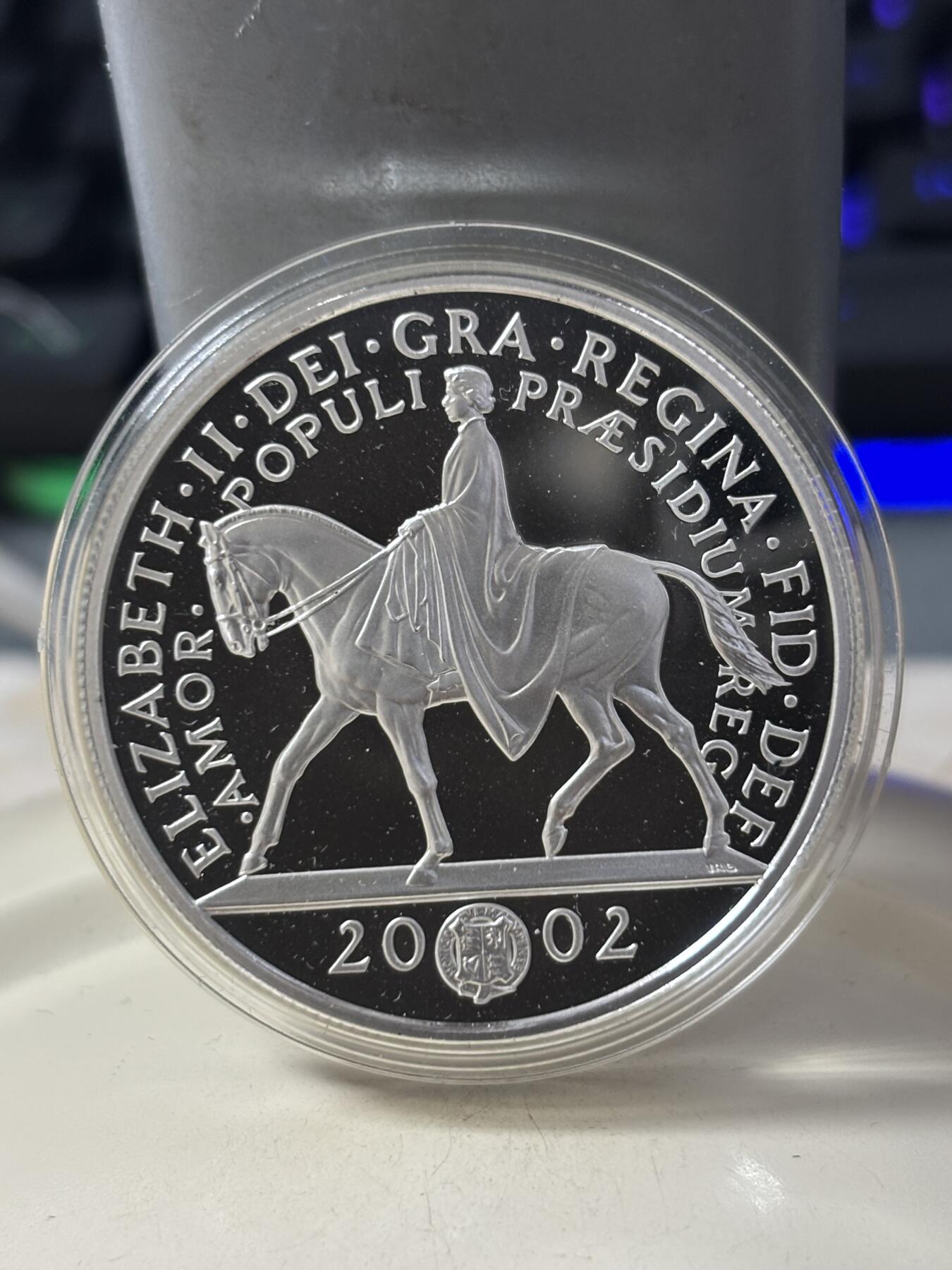 第184期拍卖 英国2002-2003年伊丽莎白女王登基50周年精制纪念银币 2枚套带盒证书，925银，28.28克*2,银价725