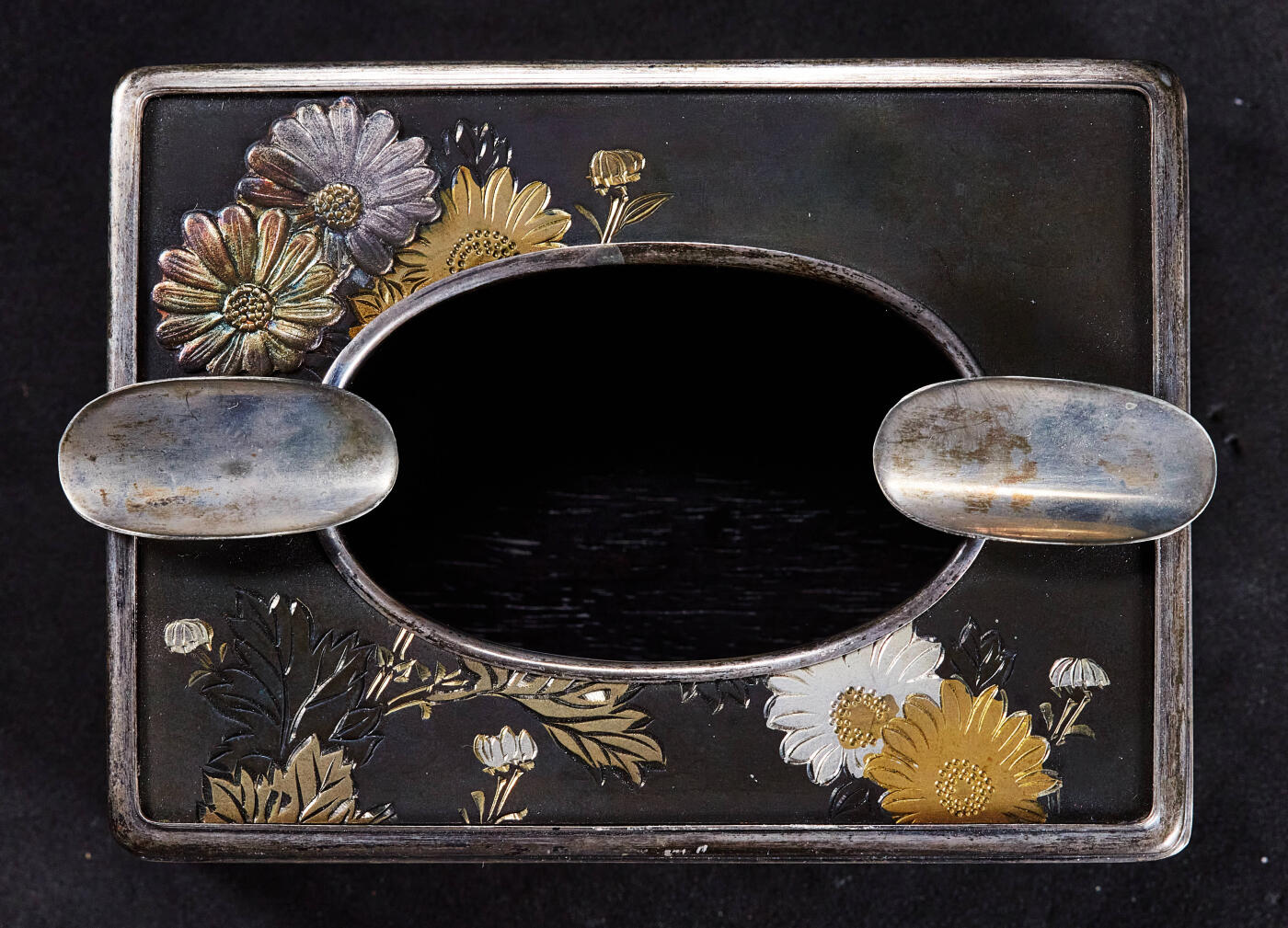 【俄甄集藏】2025年(045)12-03 星期三 晚 19:30 全场包邮 日本1930-1950年代簪花珐琅彩嵌银工艺古董烟具一套，工艺精湛，保存完好，分为烟丝盒、烟灰缸、火柴盒三件套，烟盒长：105mm，宽：85mm，高：35mm；烟灰缸长：85mm，宽：63mm，高：35mm；火柴盒长：56mm，宽：37mm，高：20mm，总重量：320.5克，收藏及实用佳品