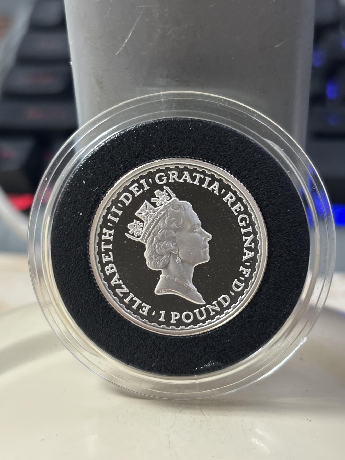 第184期拍卖 获奖英国1997年不列颠女神系列战车女神精制银币套原价3500元，获1999年度克劳斯最佳克朗币大奖，面值:20便士/50便士/1英镑/2英镑，年份：1997年，金属:958银，重量:3.24/8.11/16.22/32.54克，直径:16.5/22/27/40毫米，发行：15000套，有氧化