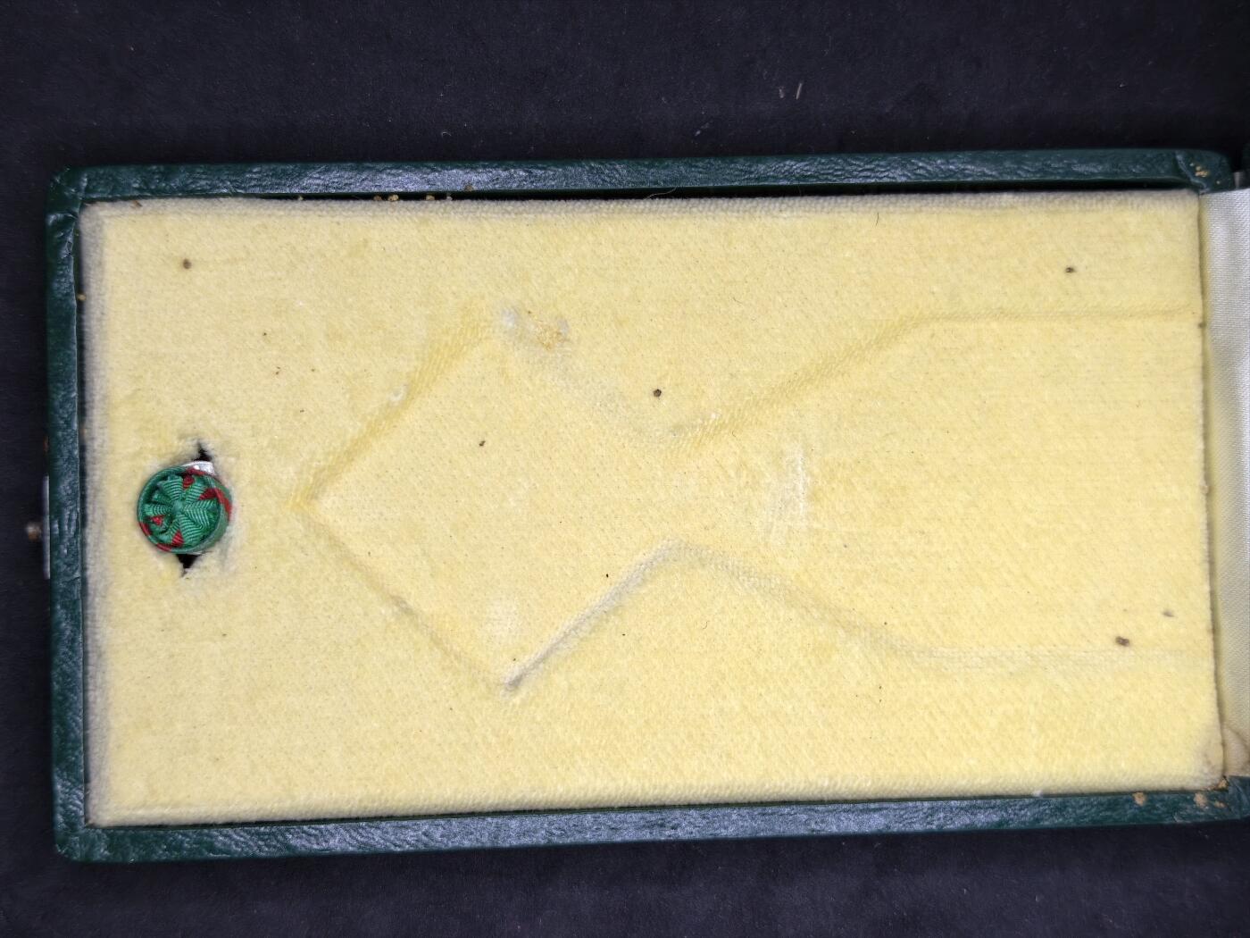 凯旋世界勋赏（第20期）（欢迎送拍）（对拍品有疑问请询问客服，不接受到手刀，出价默认拍品品相。请认真阅读拍卖规则！出价默认已认可！）（收到货请录制开箱视频，无视频概不处理问题。） 意大利共和国勋章盒子