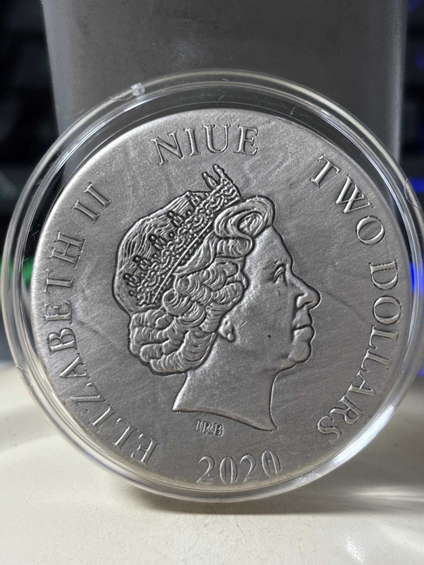 第184期拍卖 纽埃2020年花卉系列荷花镶嵌大颗水晶露珠仿古1盎司银币，999银，发行500枚