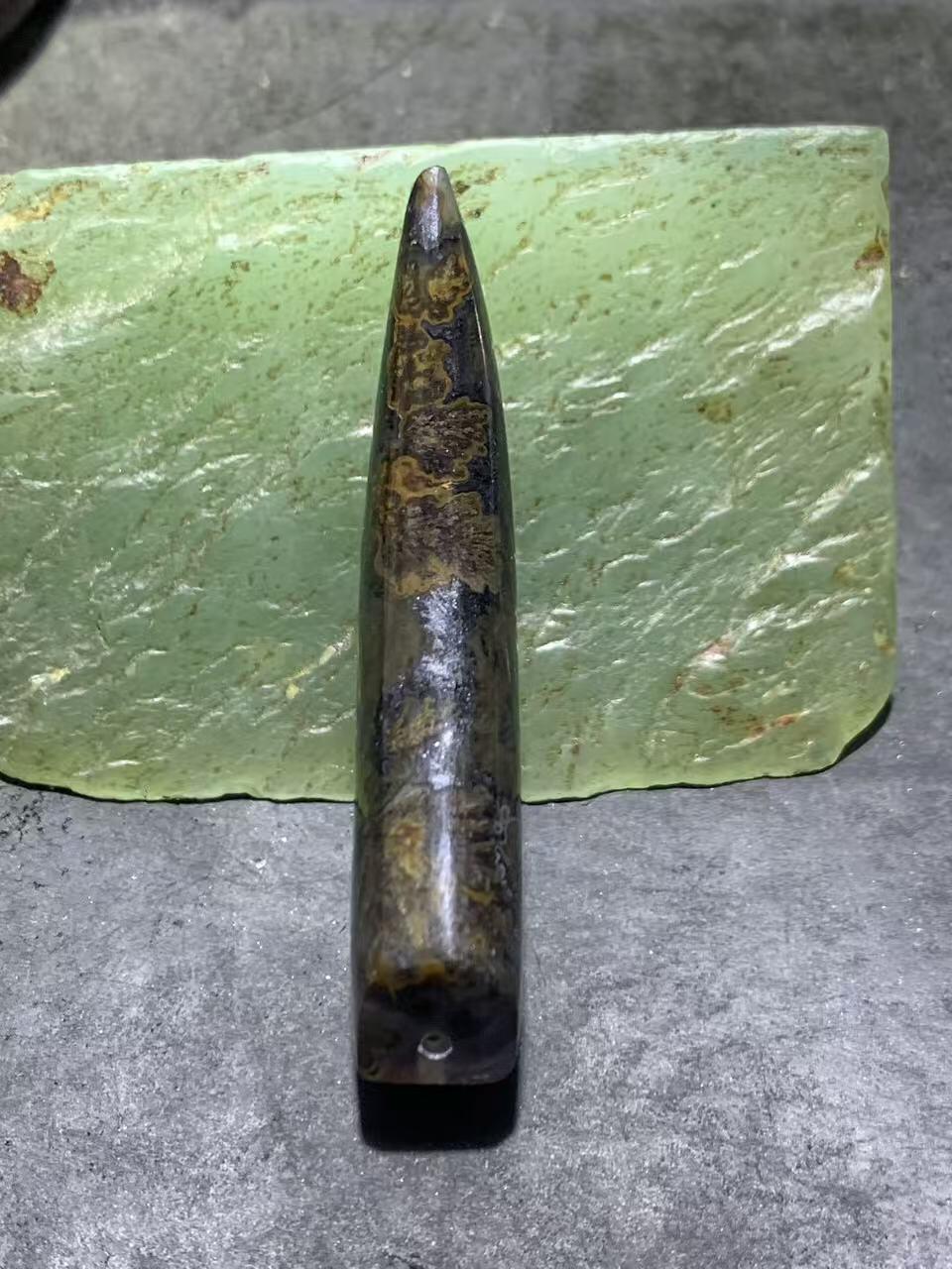 精美罕见墨色草花纹战国红玛瑙牙形吊坠一个，