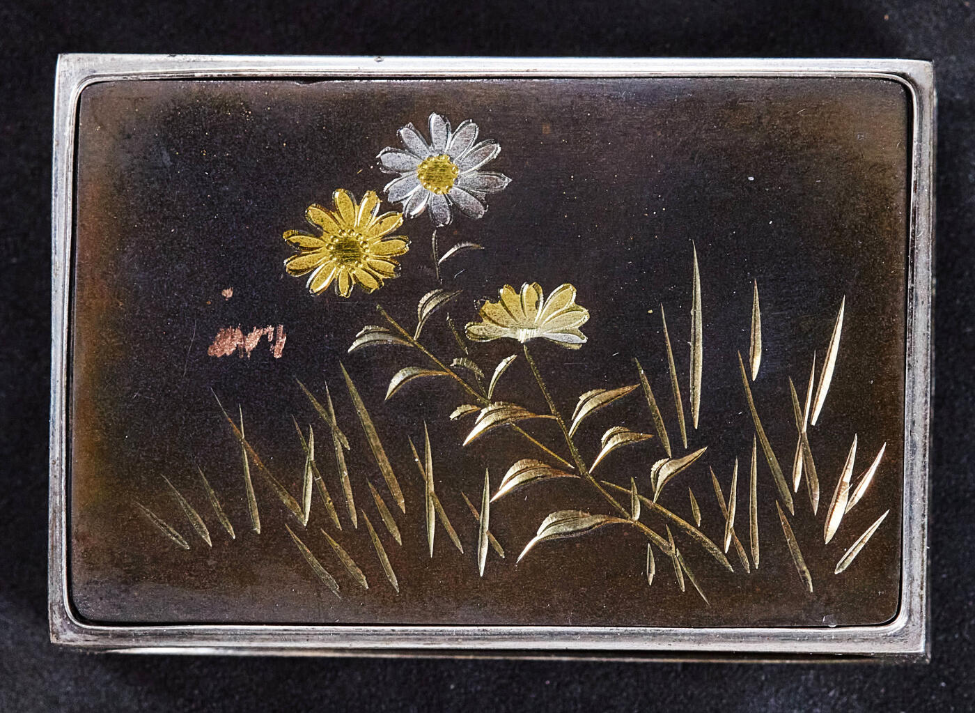 【俄甄集藏】2025年(045)12-03 星期三 晚 19:30 全场包邮 日本1930-1950年代簪花珐琅彩嵌银工艺古董烟具一套，工艺精湛，保存完好，分为烟丝盒、烟灰缸、火柴盒三件套，烟盒长：105mm，宽：85mm，高：35mm；烟灰缸长：85mm，宽：63mm，高：35mm；火柴盒长：56mm，宽：37mm，高：20mm，总重量：320.5克，收藏及实用佳品