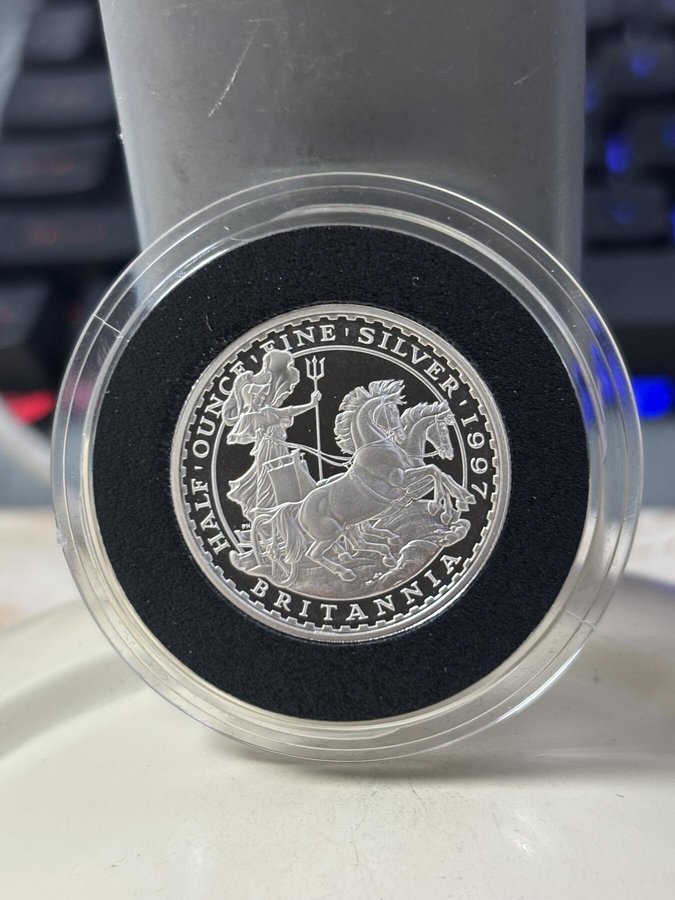 第184期拍卖 获奖英国1997年不列颠女神系列战车女神精制银币套原价3500元，获1999年度克劳斯最佳克朗币大奖，面值:20便士/50便士/1英镑/2英镑，年份：1997年，金属:958银，重量:3.24/8.11/16.22/32.54克，直径:16.5/22/27/40毫米，发行：15000套，有氧化