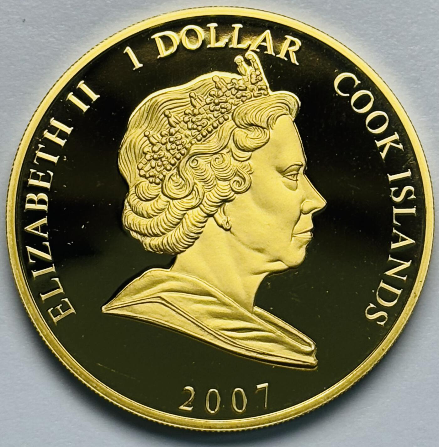 文馨钱币收藏第 283 场，【大雪鉴珍，寒英缀金】金银纪念币精品场，诚邀您的参与【长期接代拍品】 全新 2007 年库克群岛 纪念女王钻石结婚周年一元精制镀金纪念币