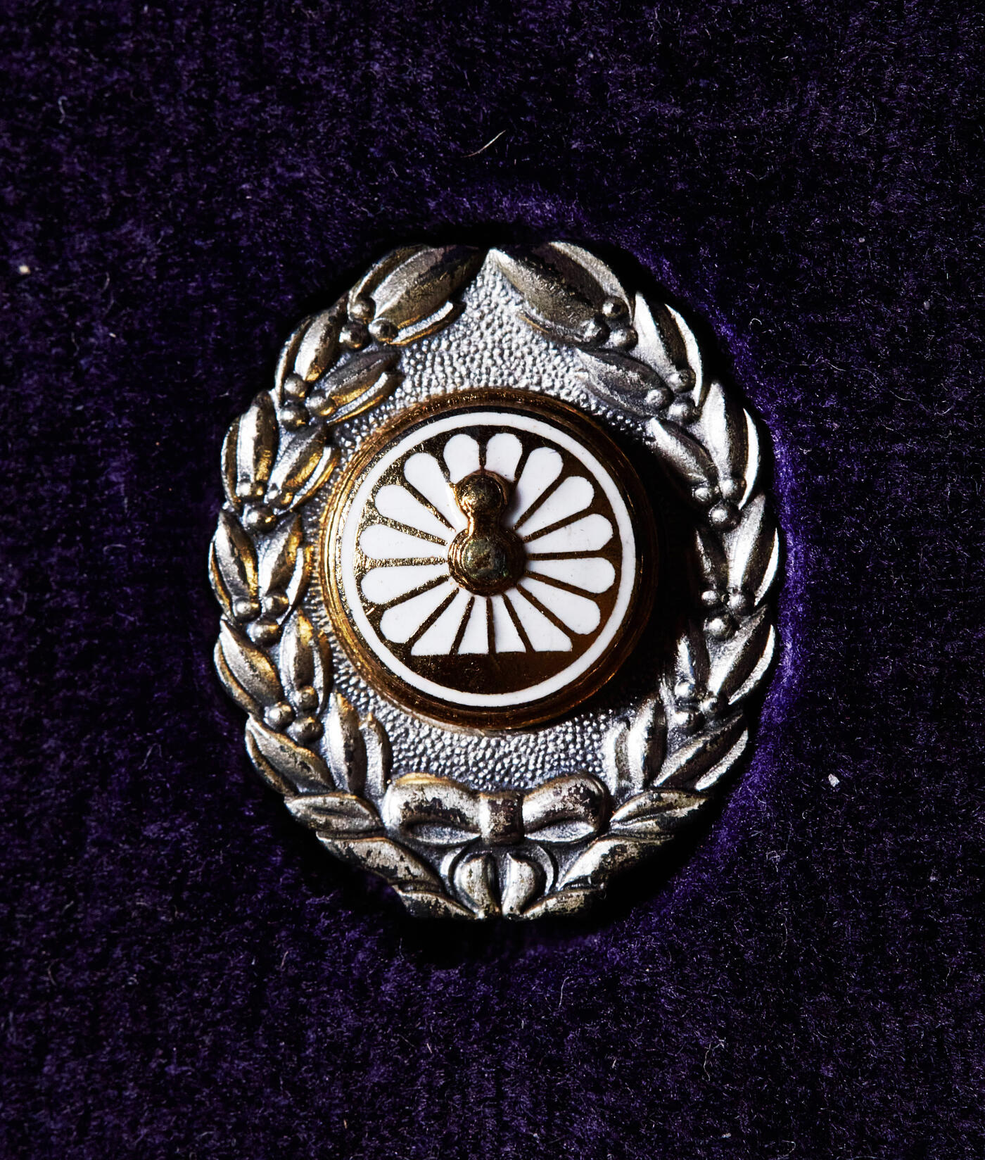 【俄甄集藏】2025年(045)12-03 星期三 晚 19:30 全场包邮 日本国有1950年代国有铁道功绩章，银质珐琅，尺寸：27mm x 22mm，重量：11.11克，999纯银，完美品相，原盒，授予在国有铁路工作满30年的优秀员工