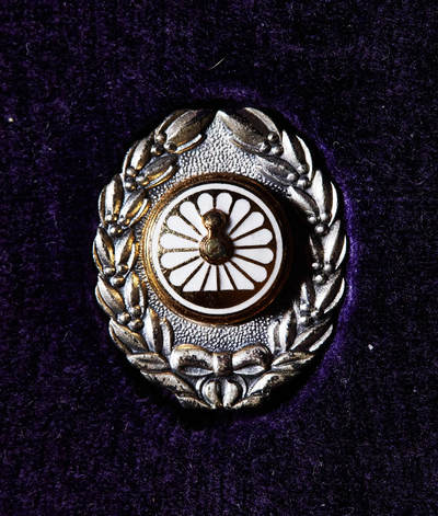 【俄甄集藏】2025年(045)12-03 星期三 晚 19:30 全场包邮 - 日本国有1950年代国有铁道功绩章，银质珐琅，尺寸：27mm x 22mm，重量：11.11克，999纯银，完美品相，原盒，授予在国有铁路工作满30年的优秀员工