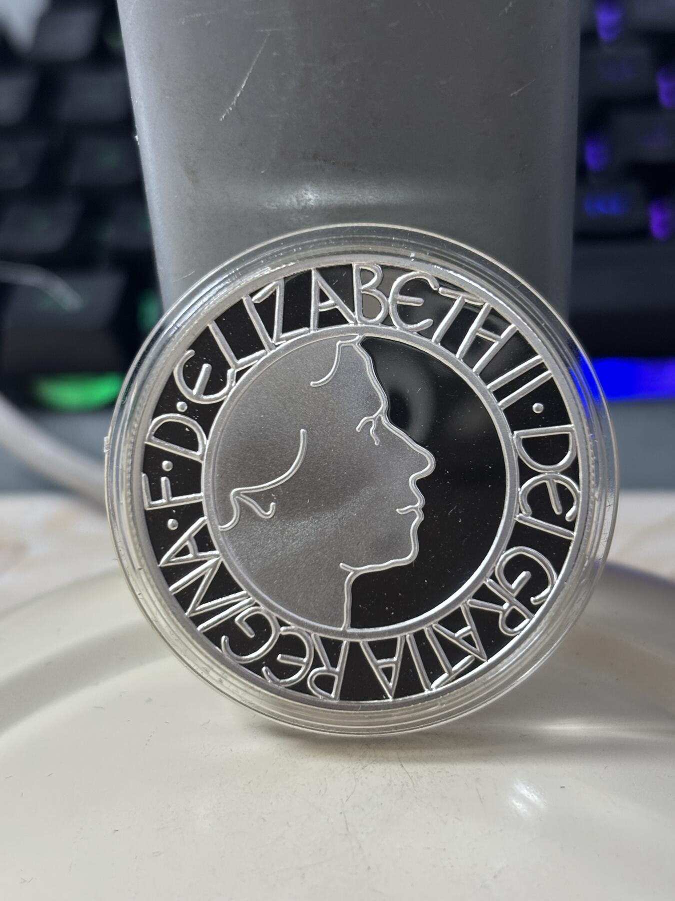 第184期拍卖 英国2002-2003年伊丽莎白女王登基50周年精制纪念银币 2枚套带盒证书，925银，28.28克*2,银价725