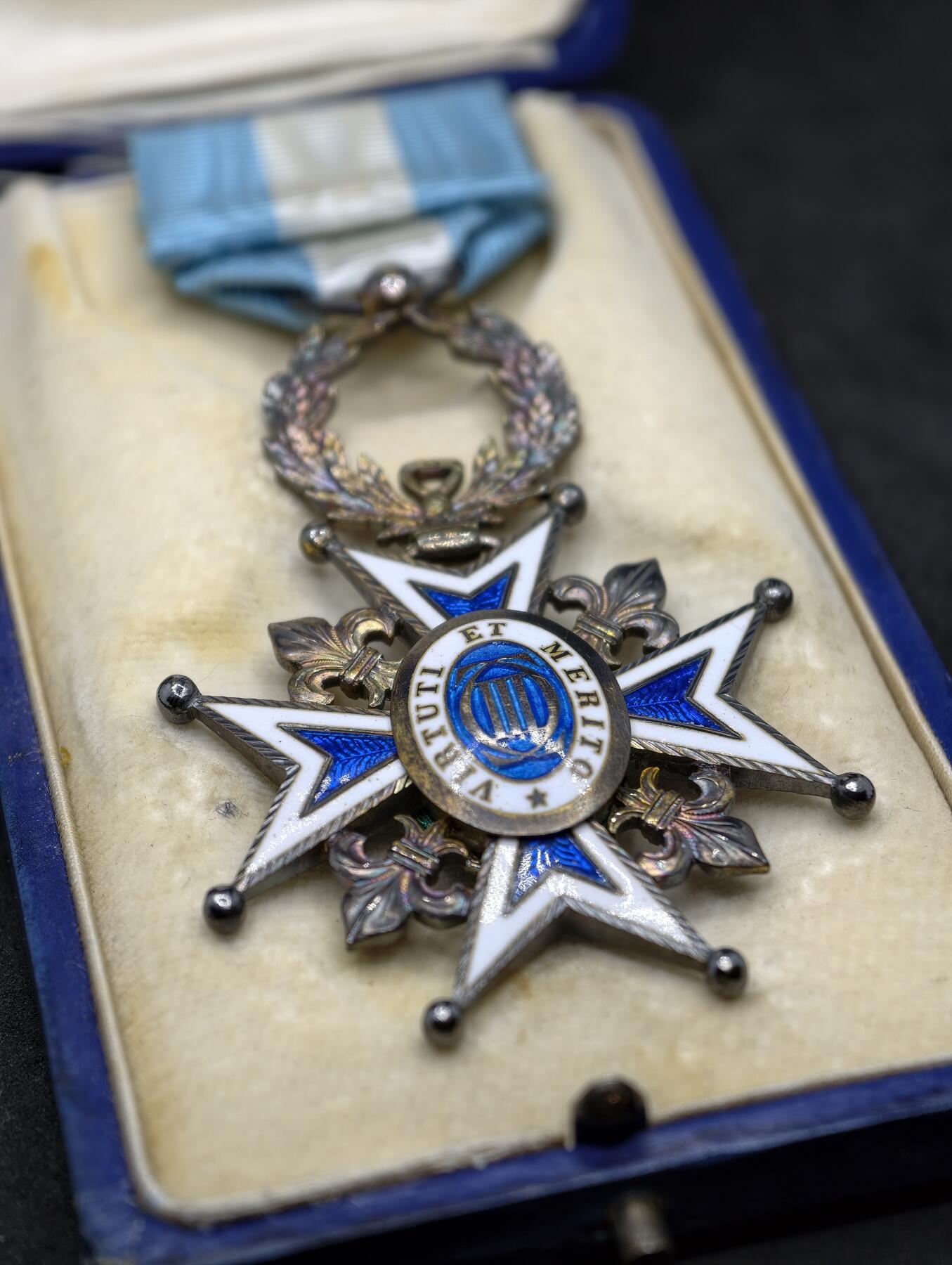 凯旋世界勋赏（第20期）（欢迎送拍）（对拍品有疑问请询问客服，不接受到手刀，出价默认拍品品相。请认真阅读拍卖规则！出价默认已认可！）（收到货请录制开箱视频，无视频概不处理问题。） 西班牙卡洛斯三世勋章原盒，阿方索十三世版本，银质画珐琅