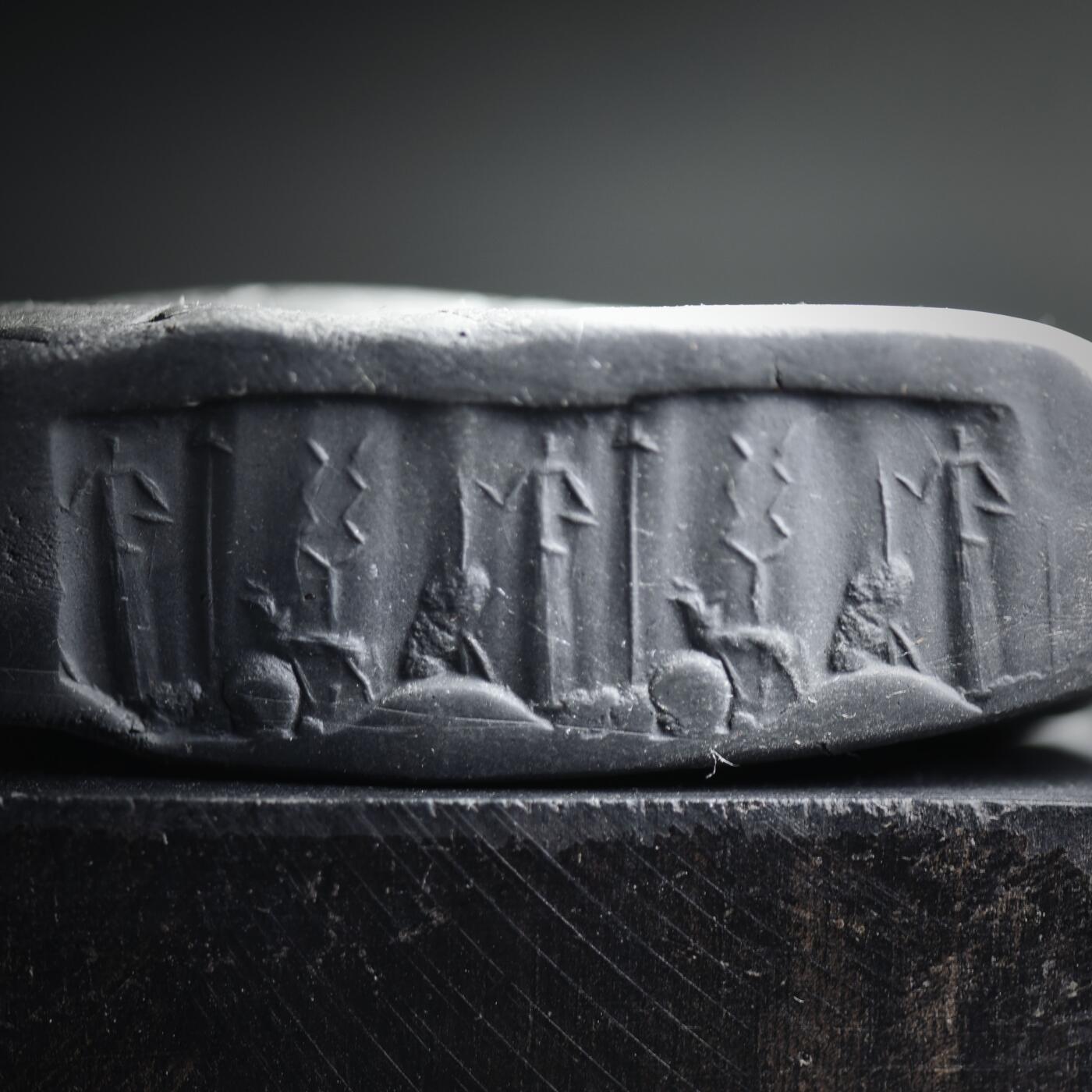 【良泉】【2025年最后一场】12月18日晚19.30点开拍！188组【直播场】西方古代钱币、丝路杂项、印章！ 公元前1500年【两河流域】赤铁款，祭祀题材滚印【战神马杜克之矛】+【风暴神阿达德的神牛载着闪电镰杖】