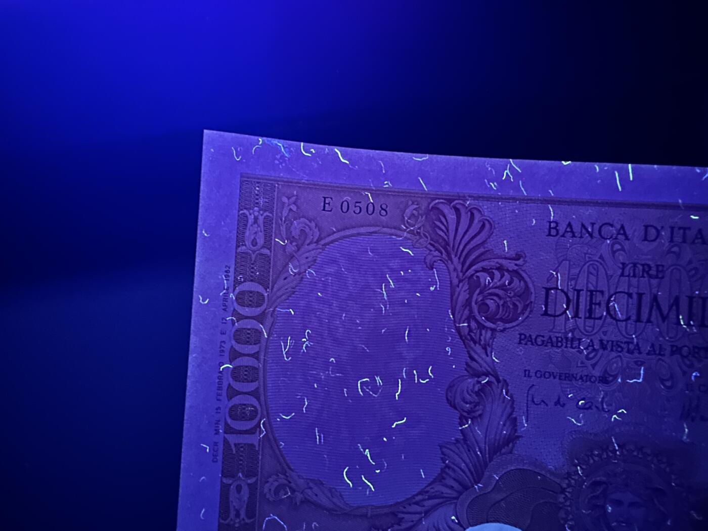 《外钞收藏家》第五百九十一期（畅拍场）（本平台长期征集拍品、欢迎藏友们联系合作） 1973年意大利1万里拉 UNC- 边角有潮斑 一个角不好