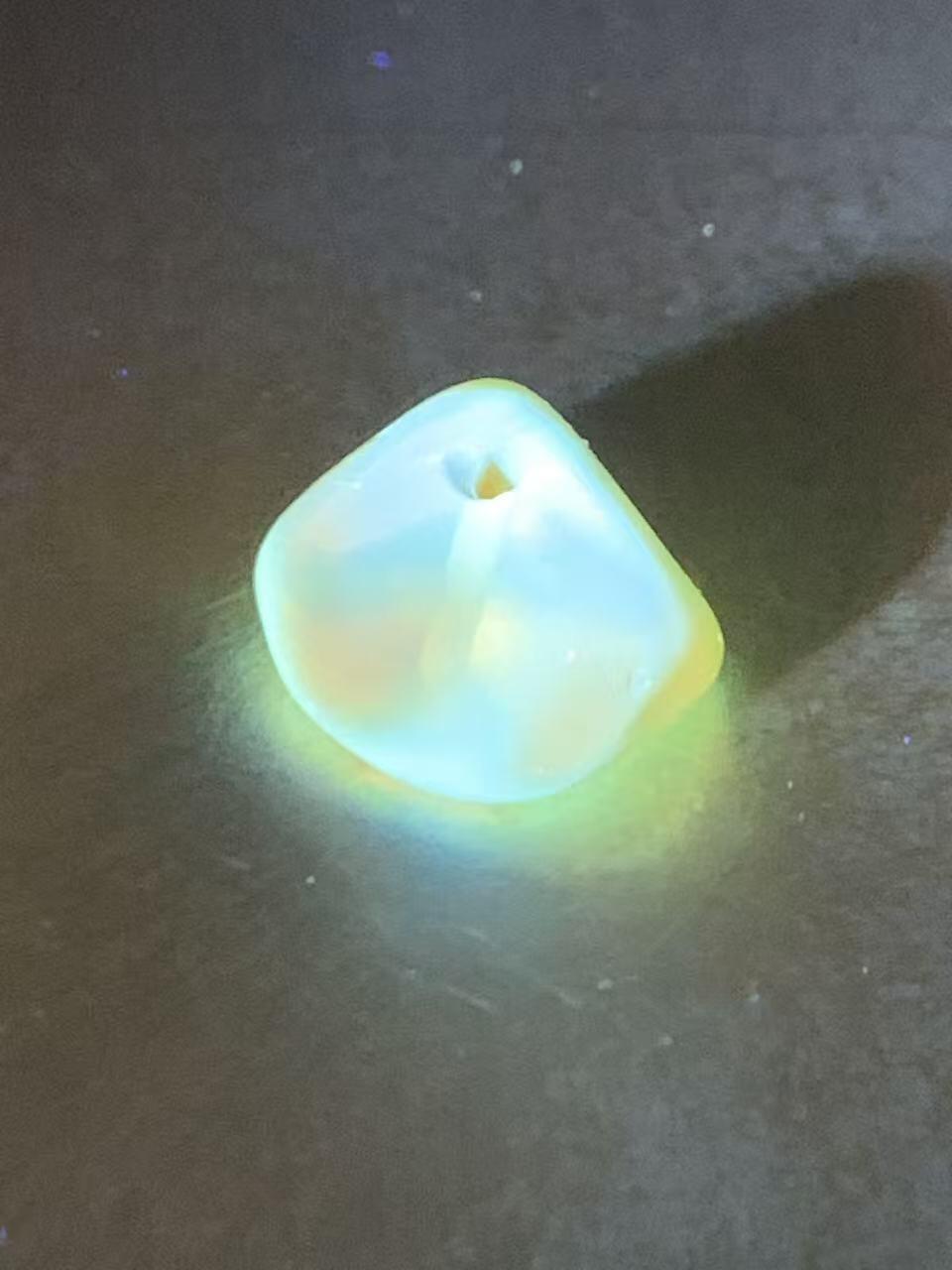 精美天然俄料蜜蜡随形散珠一颗，