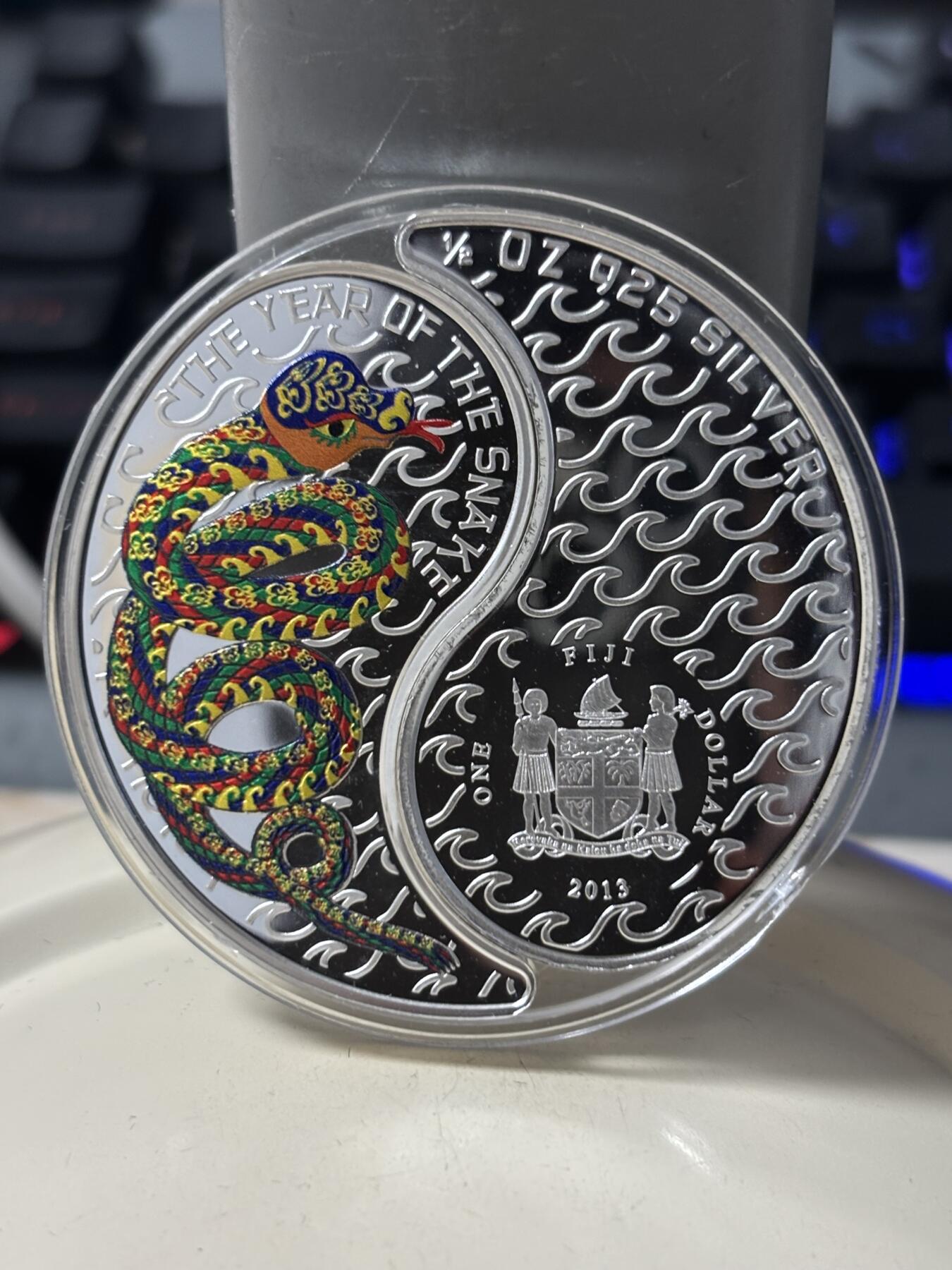 第184期拍卖 斐济2013年十二生肖 蛇年精制彩色阴阳合体纪念银币 925银，16.81克X2 发行量：5000 盒证全 芬兰造币局代铸，