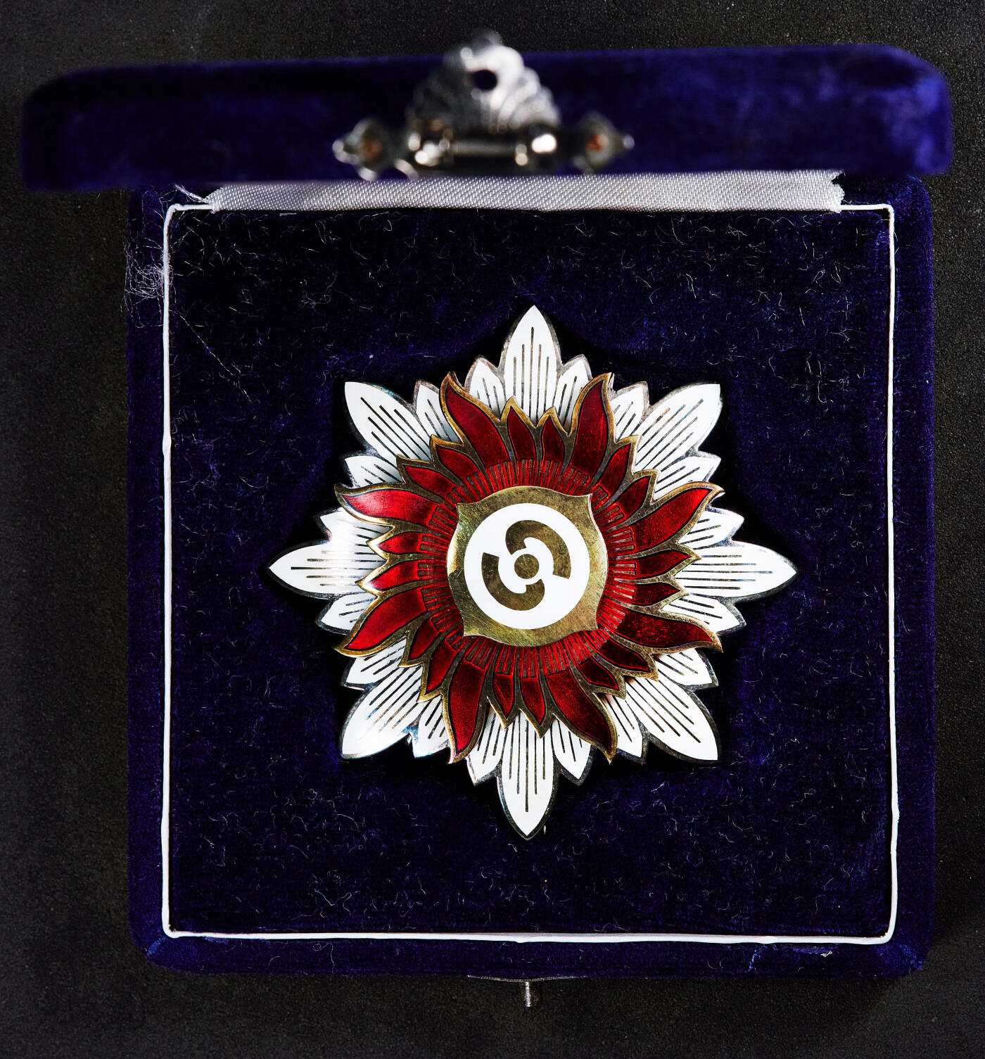 【俄甄集藏】2025年(045)12-03 星期三 晚 19:30 全场包邮 日本八幡制铁株式会社1950年-1970年（1950年由日本制铁分出，1970年再次合并）员工永年勤续银质大绶勋章，授予全勤退休老员工，直径：63mm，重量：65.7克，999银，稀少品种