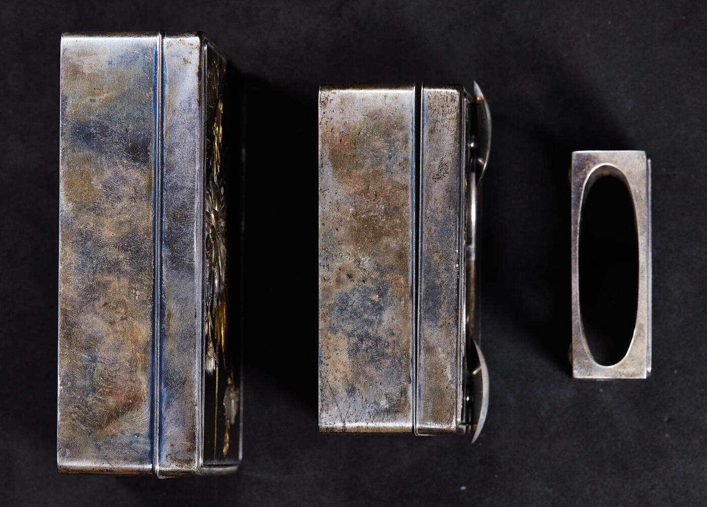 【俄甄集藏】2025年(045)12-03 星期三 晚 19:30 全场包邮 日本1930-1950年代簪花珐琅彩嵌银工艺古董烟具一套，工艺精湛，保存完好，分为烟丝盒、烟灰缸、火柴盒三件套，烟盒长：105mm，宽：85mm，高：35mm；烟灰缸长：85mm，宽：63mm，高：35mm；火柴盒长：56mm，宽：37mm，高：20mm，总重量：320.5克，收藏及实用佳品