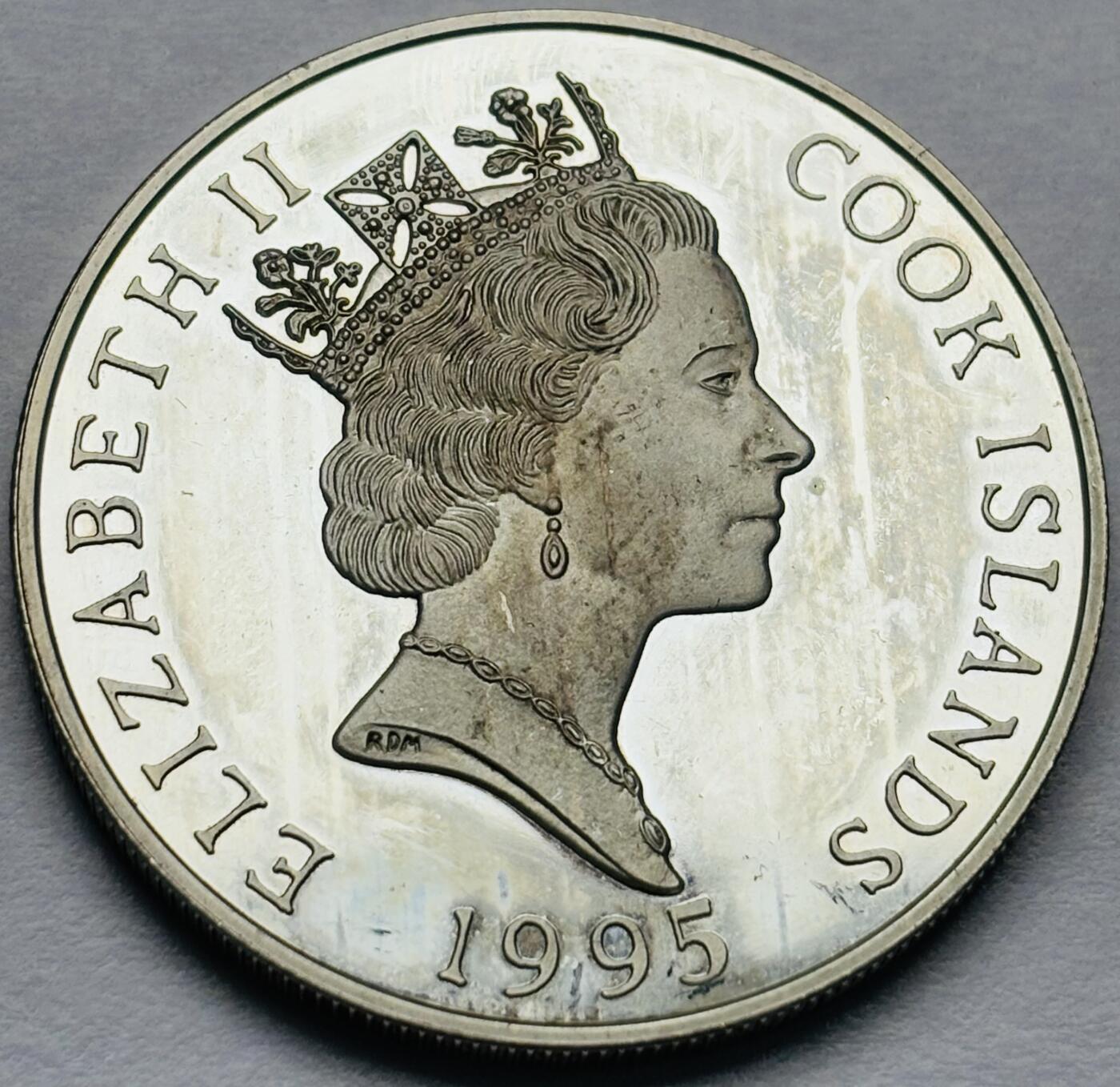 文馨钱币收藏第 283 场，【大雪鉴珍，寒英缀金】金银纪念币精品场，诚邀您的参与【长期接代拍品】 少见全新 1995 年库克群岛泰努依双船船体船  20 元精制纪念银币，31.47 克 925 高银，独年份版