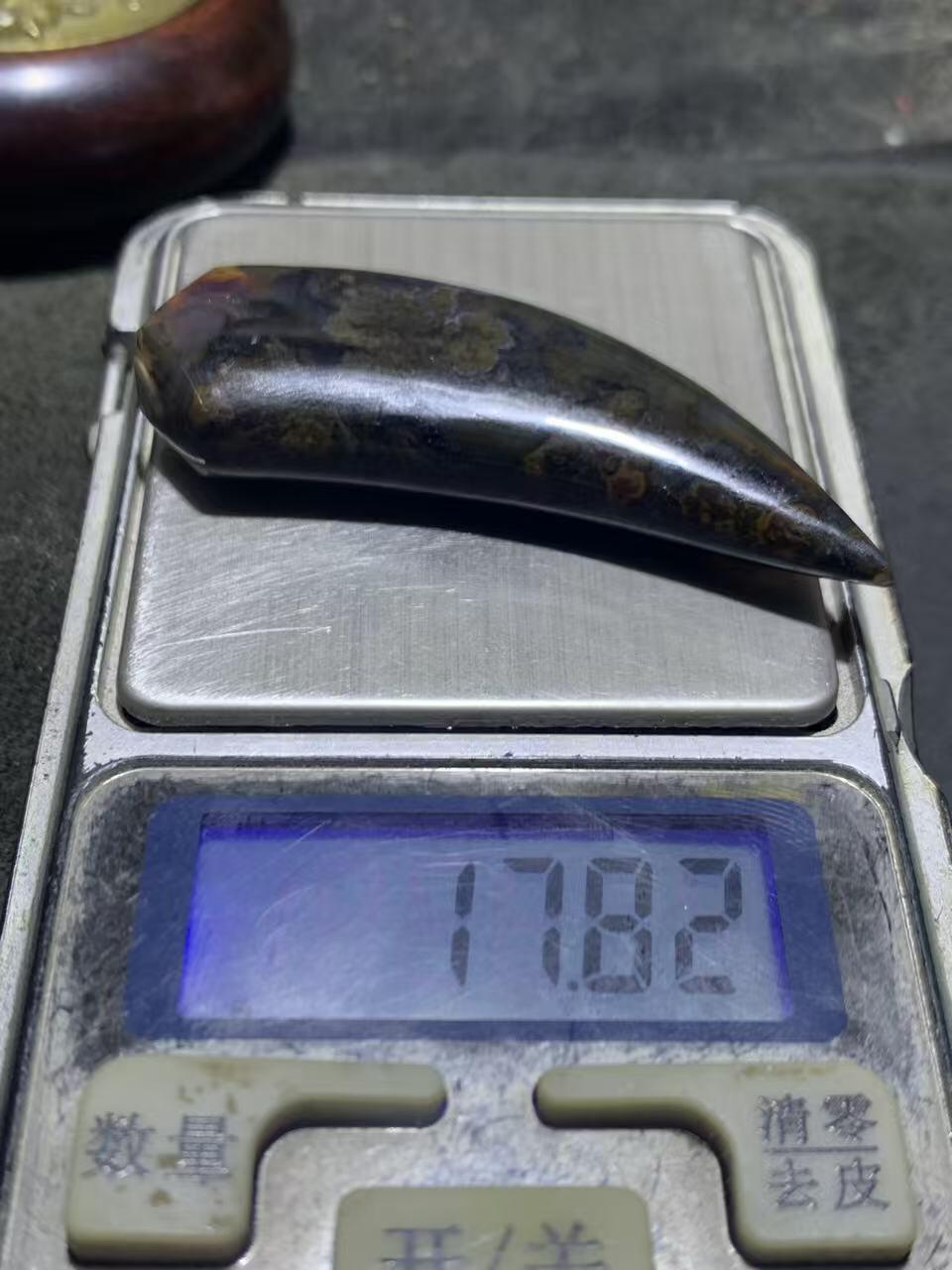 精美罕见墨色草花纹战国红玛瑙牙形吊坠一个，