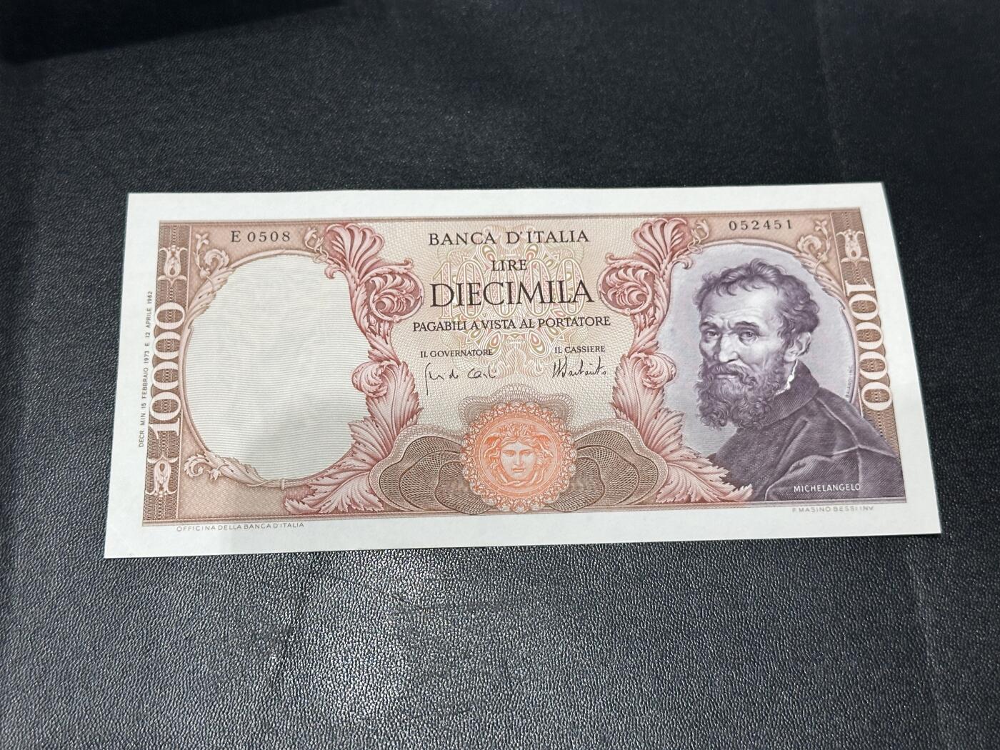 《外钞收藏家》第五百九十一期（畅拍场）（本平台长期征集拍品、欢迎藏友们联系合作） 1973年意大利1万里拉 UNC- 边角有潮斑 一个角不好