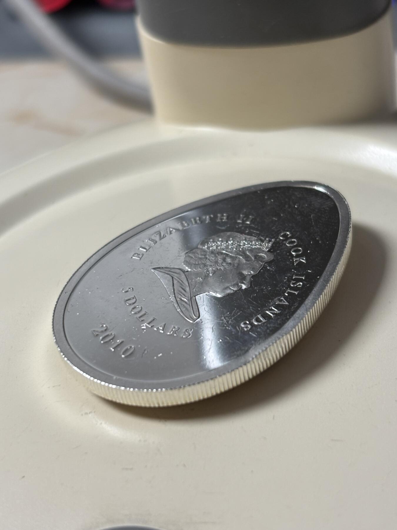 第184期拍卖 库克群岛2010年 皇家彩蛋系列-蓝色景泰蓝精制银币，  20克999银镀金，发行量：2500枚，有瑕疵，没有塑料盒