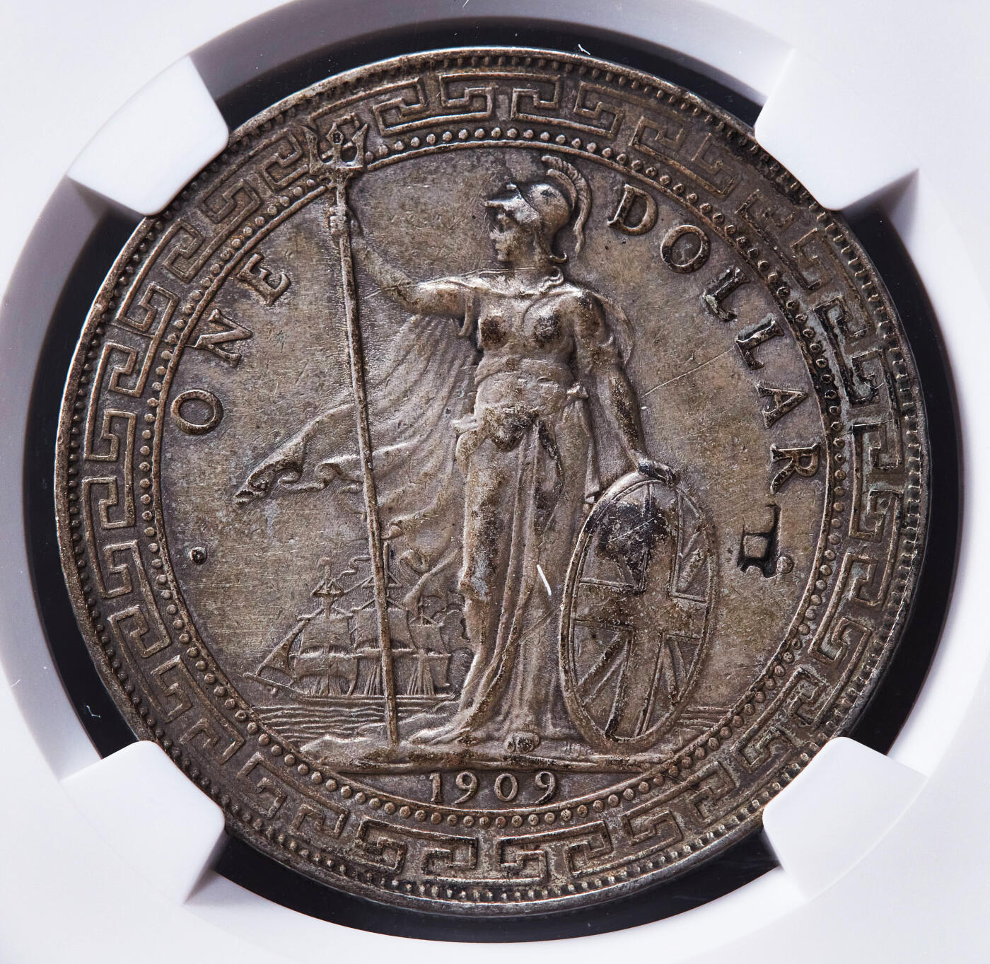 【俄甄集藏】2025年(045)12-03 星期三 晚 19:30 全场包邮 英国1909年维多利亚B版站洋1元贸易大银币，“日”字戳，NGC AUD，黄油酱彩老味道