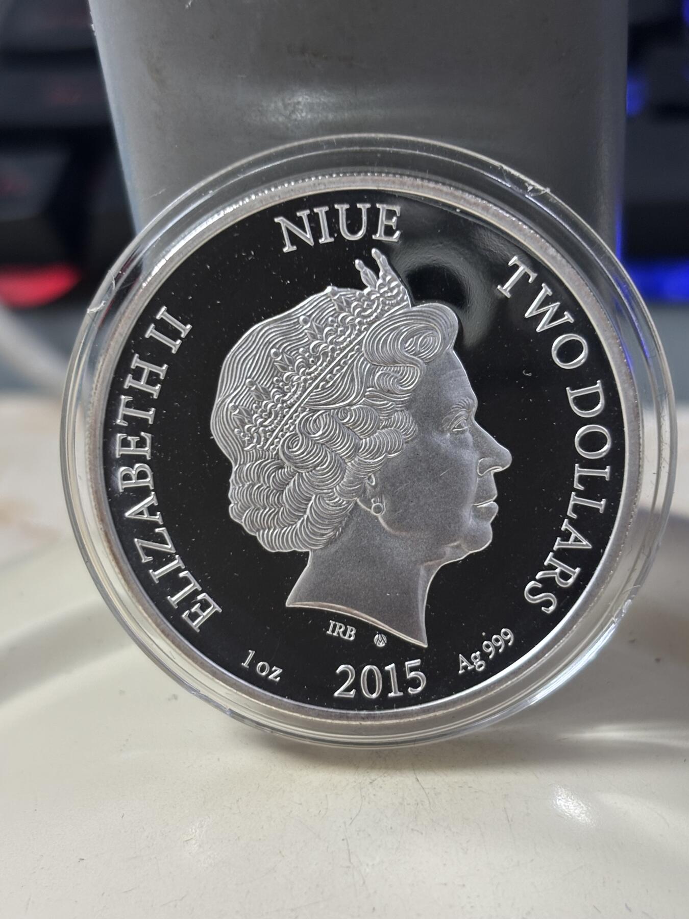 第184期拍卖 纽埃2015年革命性的3D技术1盎司纪念彩银币配眼镜，999银，发行699枚