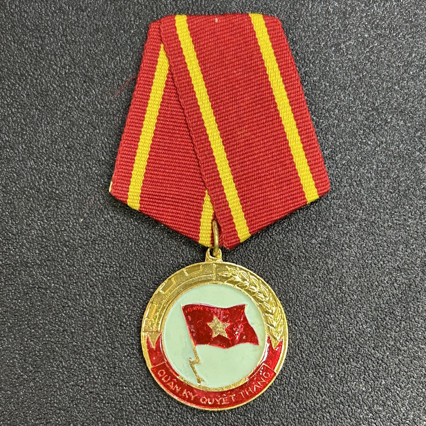 西秦中古拍卖第六十八期 越南决胜旗帜勋章