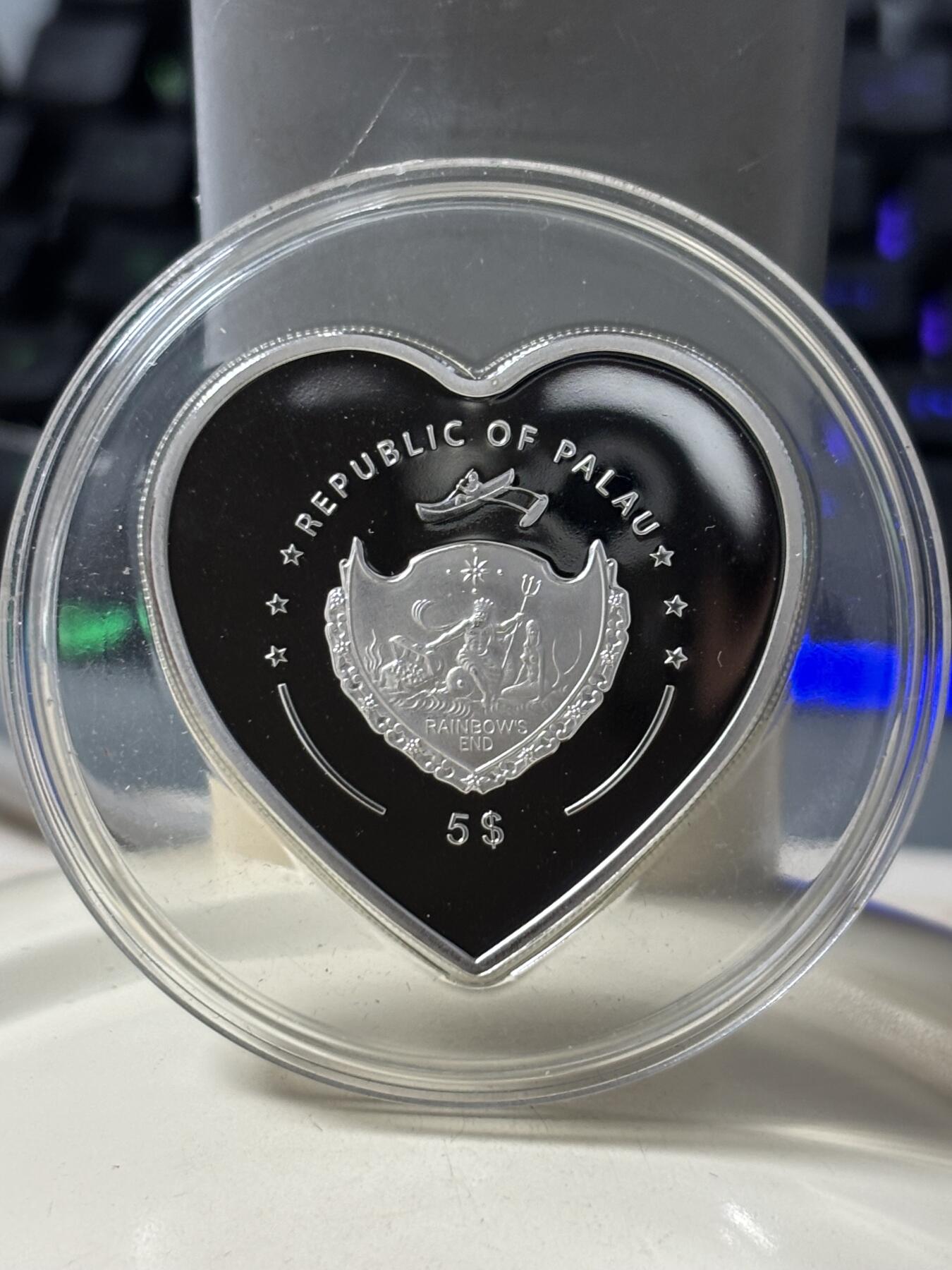 第184期拍卖 帕劳2007年把所有都给你心形镶嵌珍珠纪念银币，999银，25克，发行1997枚，有氧化