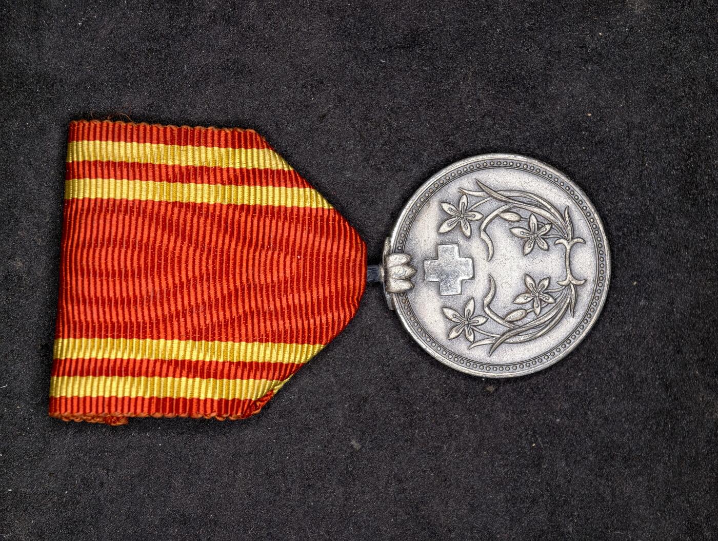 凯旋世界勋赏（第20期）（欢迎送拍）（对拍品有疑问请询问客服，不接受到手刀，出价默认拍品品相。请认真阅读拍卖规则！出价默认已认可！）（收到货请录制开箱视频，无视频概不处理问题。） 伪满赤十字社章