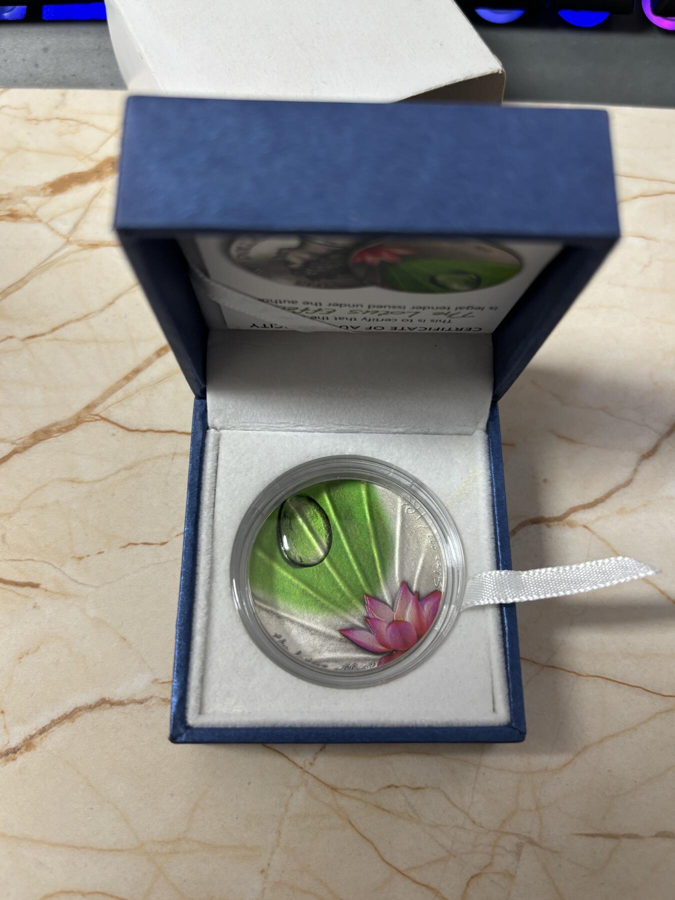 第184期拍卖 纽埃2020年花卉系列荷花镶嵌大颗水晶露珠仿古1盎司银币，999银，发行500枚