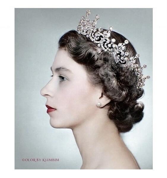 英国1977年 伊丽莎白+温莎城堡 高浮雕精制大镀银章 43MM