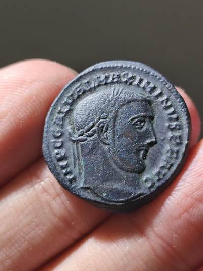 星盘世界钱币十二月六日古典币专场 - 极美品！四帝共制大铜币古罗马马克西米努斯戴亚7.48g，这个是奥古斯都版，也就是执政后期的版，这东西按理说应该比凯撒版轻，但这个那么重，非常难得，大型洗银富力，非常漂亮，精美的一枚，打制细节非常好，它这个摸起来非常厚重