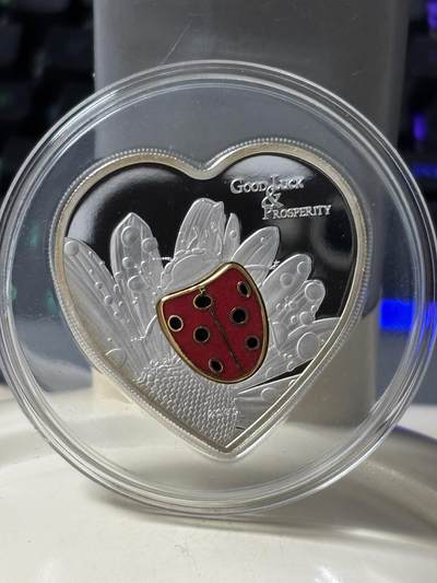 第184期拍卖 - 帕劳2009年幸运瓢虫彩色心形精制纪念银币带证书，999银，25克，发行量2500枚，有氧化