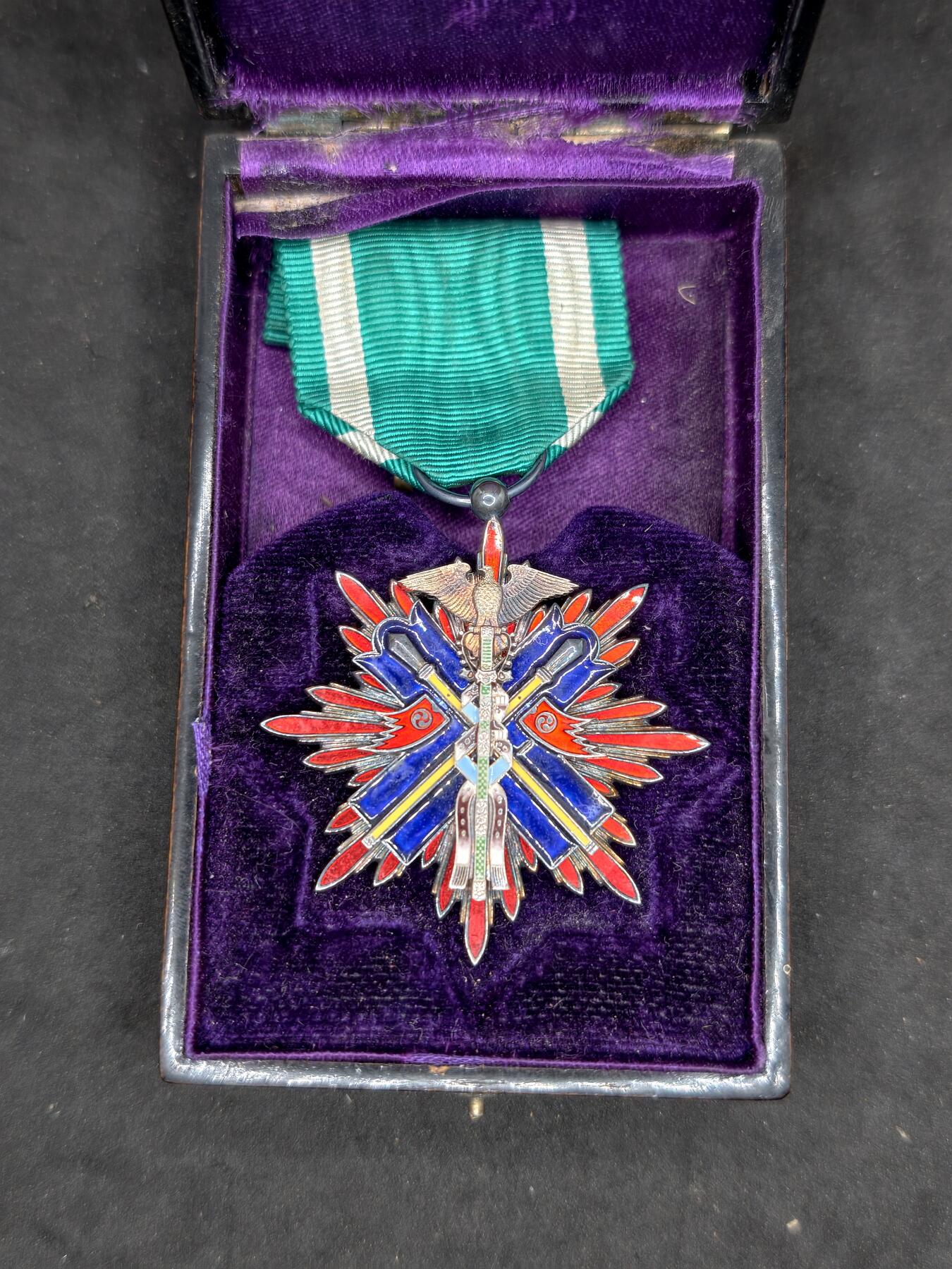 凯旋世界勋赏（第20期）（欢迎送拍）（对拍品有疑问请询问客服，不接受到手刀，出价默认拍品品相。请认真阅读拍卖规则！出价默认已认可！）（收到货请录制开箱视频，无视频概不处理问题。） 昭和早期五鸟带盒盒子有损