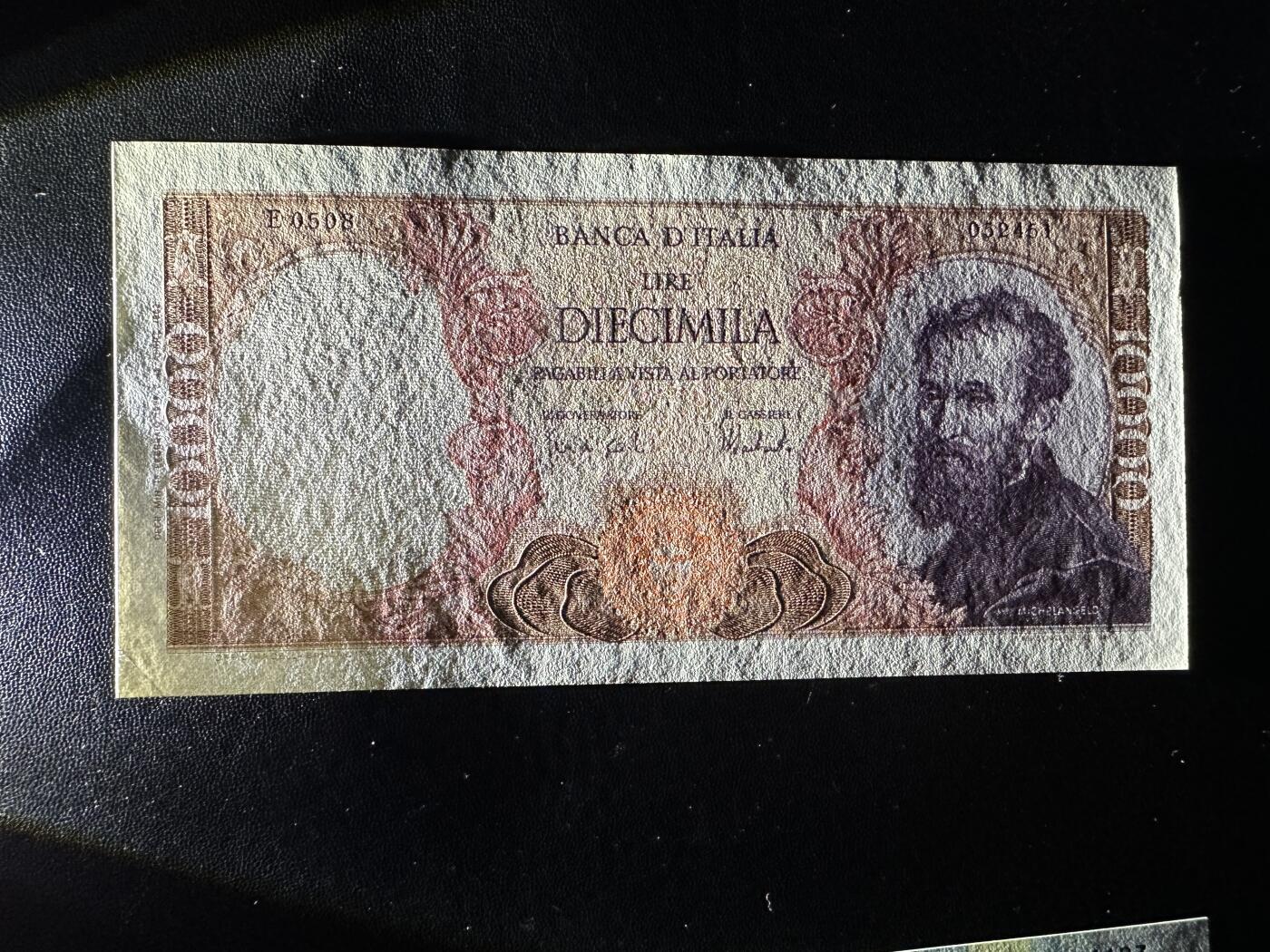 《外钞收藏家》第五百九十一期（畅拍场）（本平台长期征集拍品、欢迎藏友们联系合作） 1973年意大利1万里拉 UNC- 边角有潮斑 一个角不好