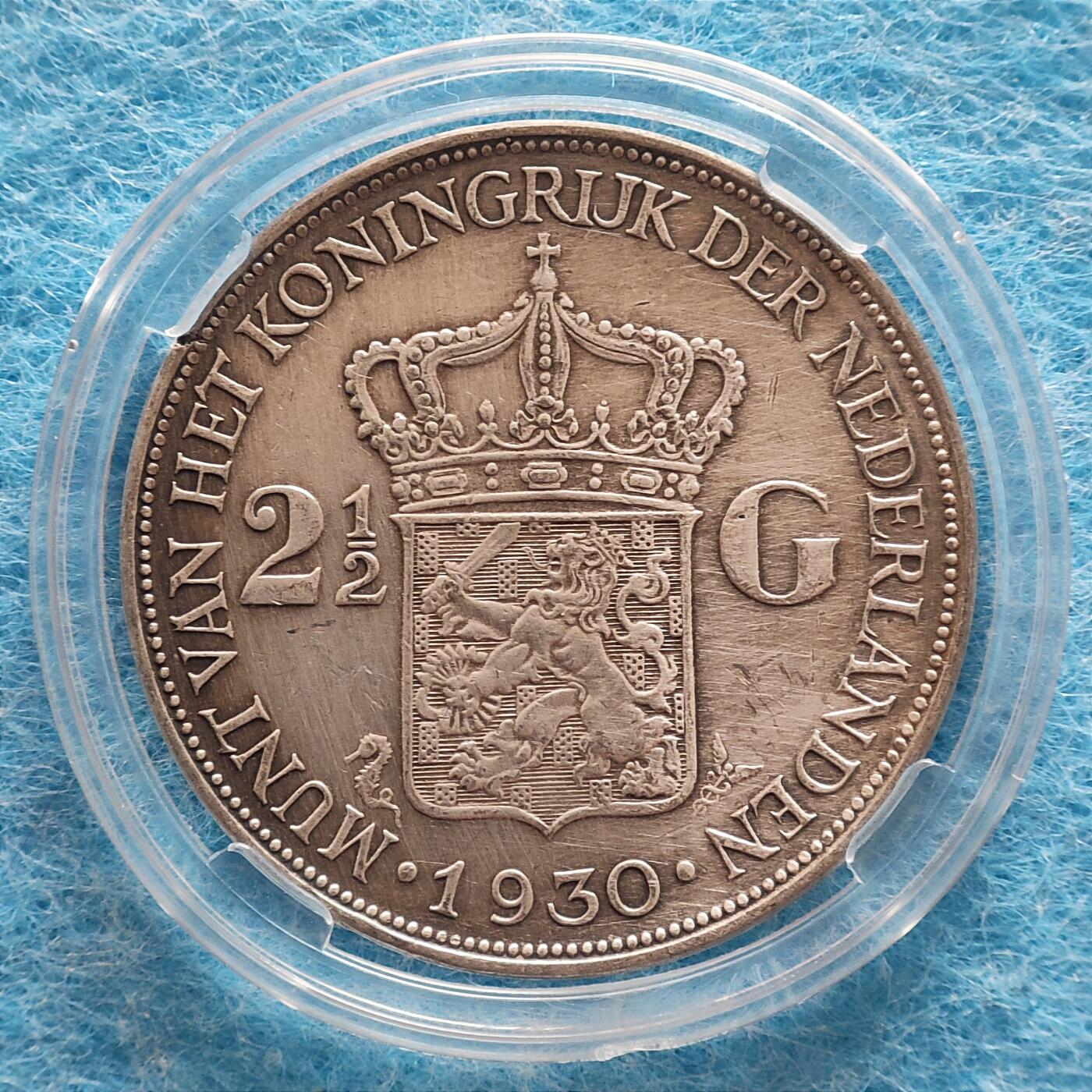 12月2日 🌏全球币章 较少品：1930年，荷兰，威廉明娜女王，2.5盾，银币，38㎜，25克（非纯银，2025年12月1日国际银价13元/克）旧品相