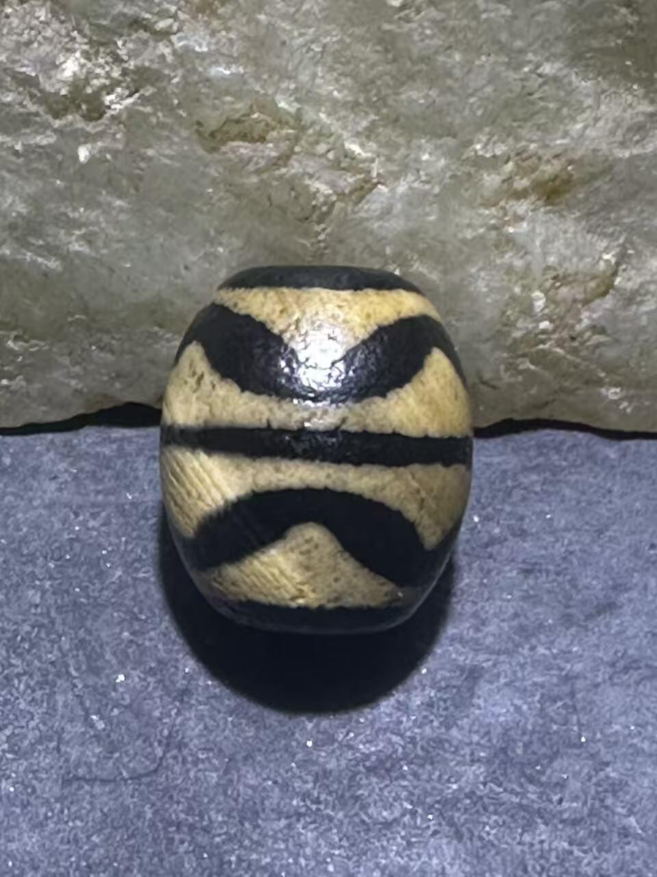 仅此一颗，精品藏传双虎牙玛瑙天珠一颗，。