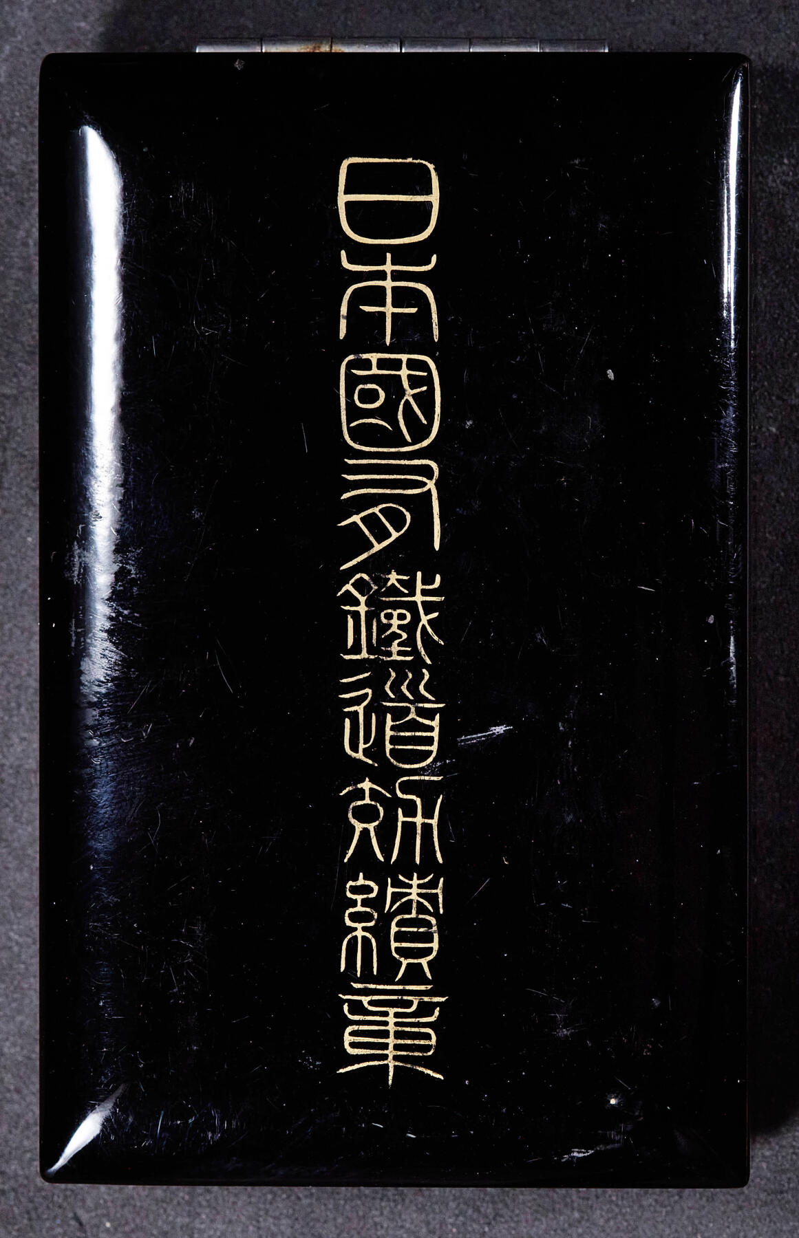 【俄甄集藏】2025年(045)12-03 星期三 晚 19:30 全场包邮 日本国有1950年代国有铁道功绩章，银质珐琅，尺寸：27mm x 22mm，重量：11.11克，999纯银，完美品相，原盒，授予在国有铁路工作满30年的优秀员工