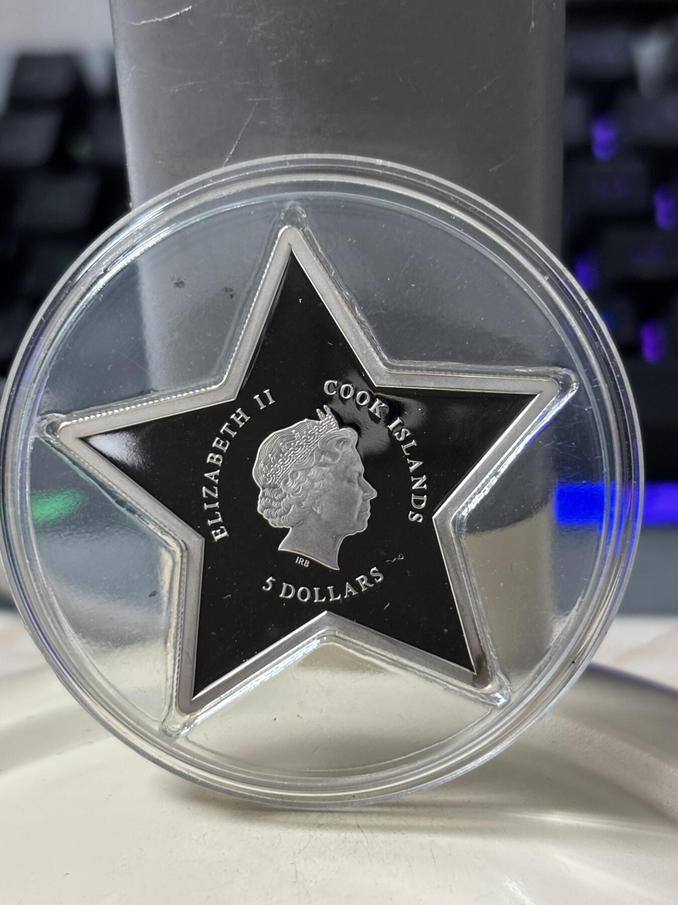 第184期拍卖 库克2013年圣诞天使立体五星形精制彩色纪念银币带证书，925银，15克，发行2013枚，有氧化