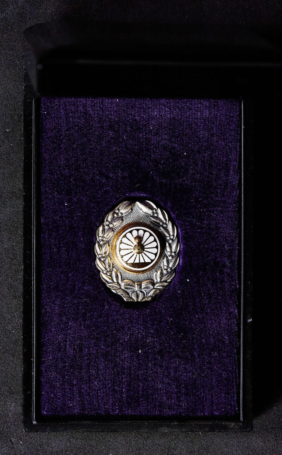 【俄甄集藏】2025年(045)12-03 星期三 晚 19:30 全场包邮 日本国有1950年代国有铁道功绩章，银质珐琅，尺寸：27mm x 22mm，重量：11.11克，999纯银，完美品相，原盒，授予在国有铁路工作满30年的优秀员工